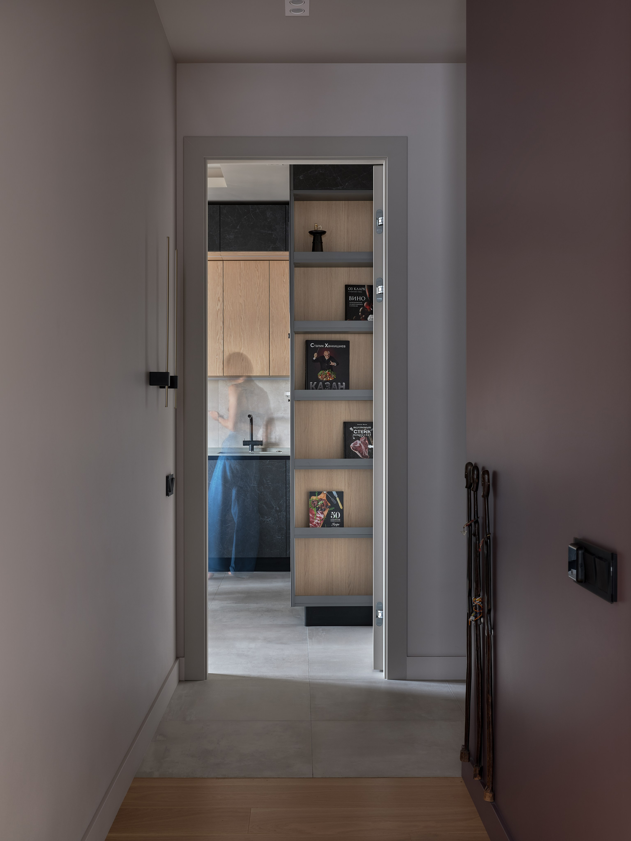 Светлое дерево и фиолетовые акценты. Фотограф Наталья Вершинина