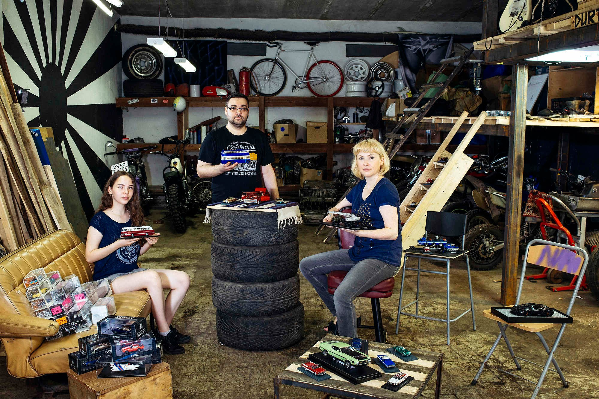 Муж и жена, владелецы магазина коллекционных игрушечных автомобилей. Съемка для рекламной кампании E-bay. 