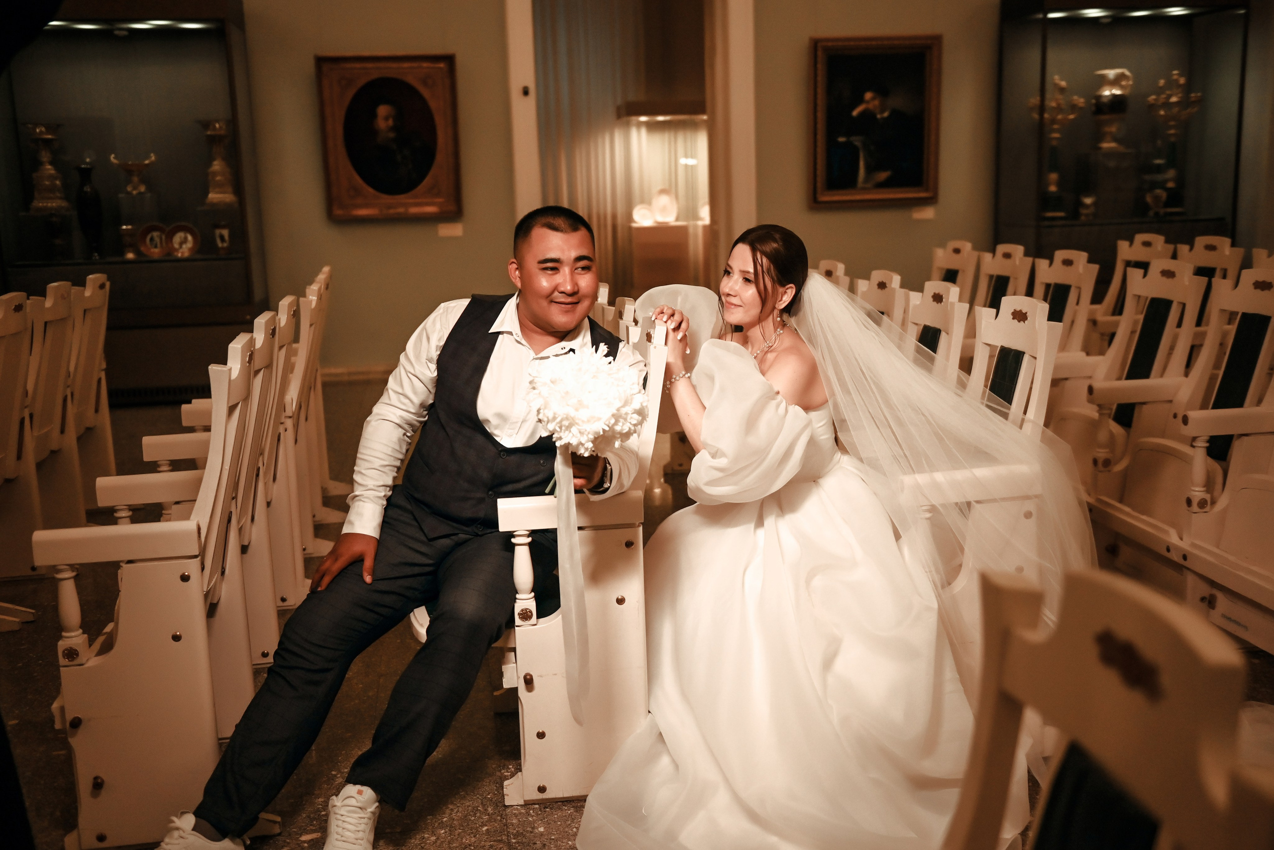 Небольшая свадебная серия в музее и прогулкой под дождем Эльмиры и Ризата. Свадебный, семейный, детский, контент фотограф в Омске Максим Ильин