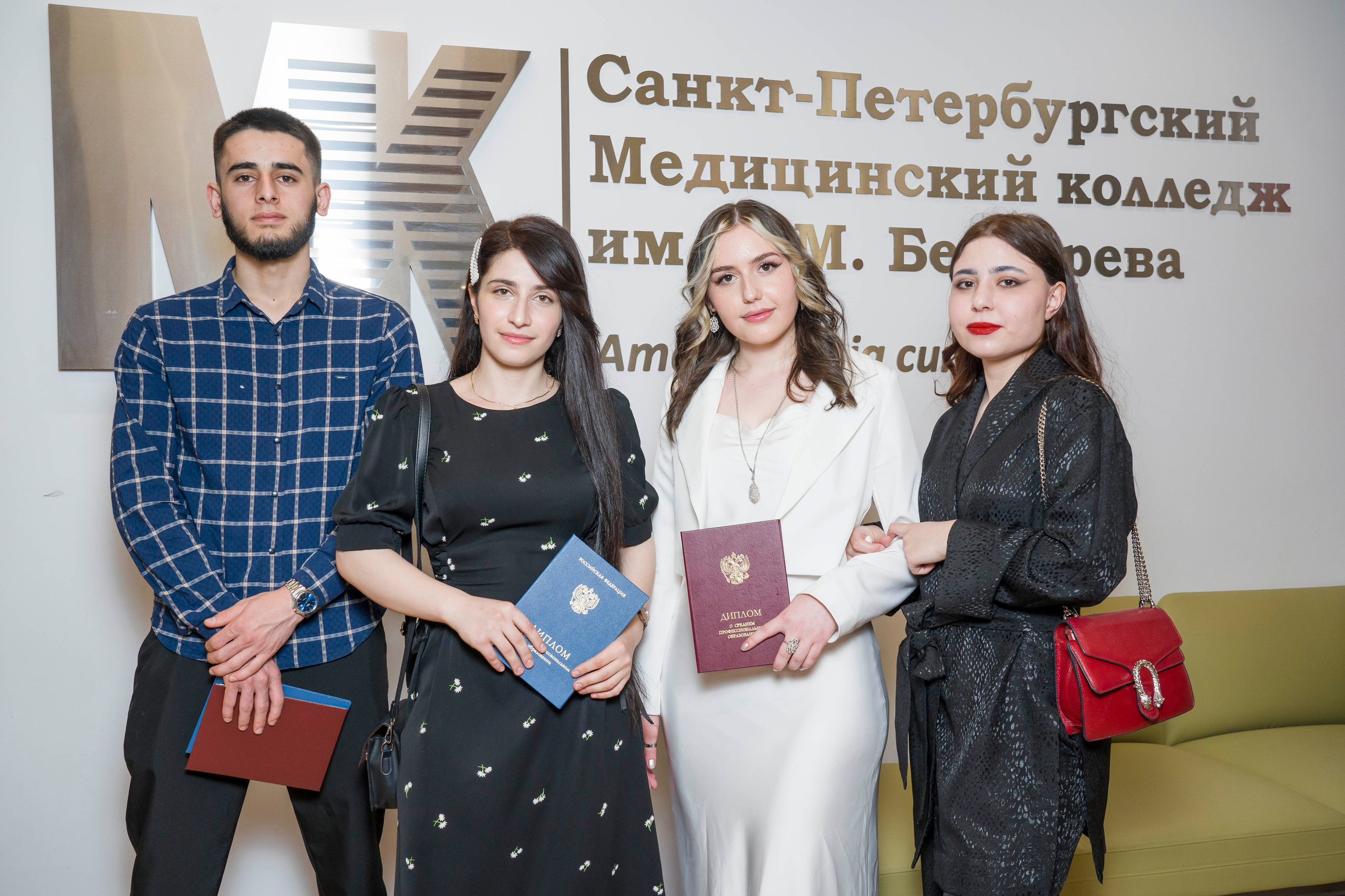 Выпускной в медколледже. Фотограф в Санкт-Петербурге. Репортажная и все съёмки для бизнеса