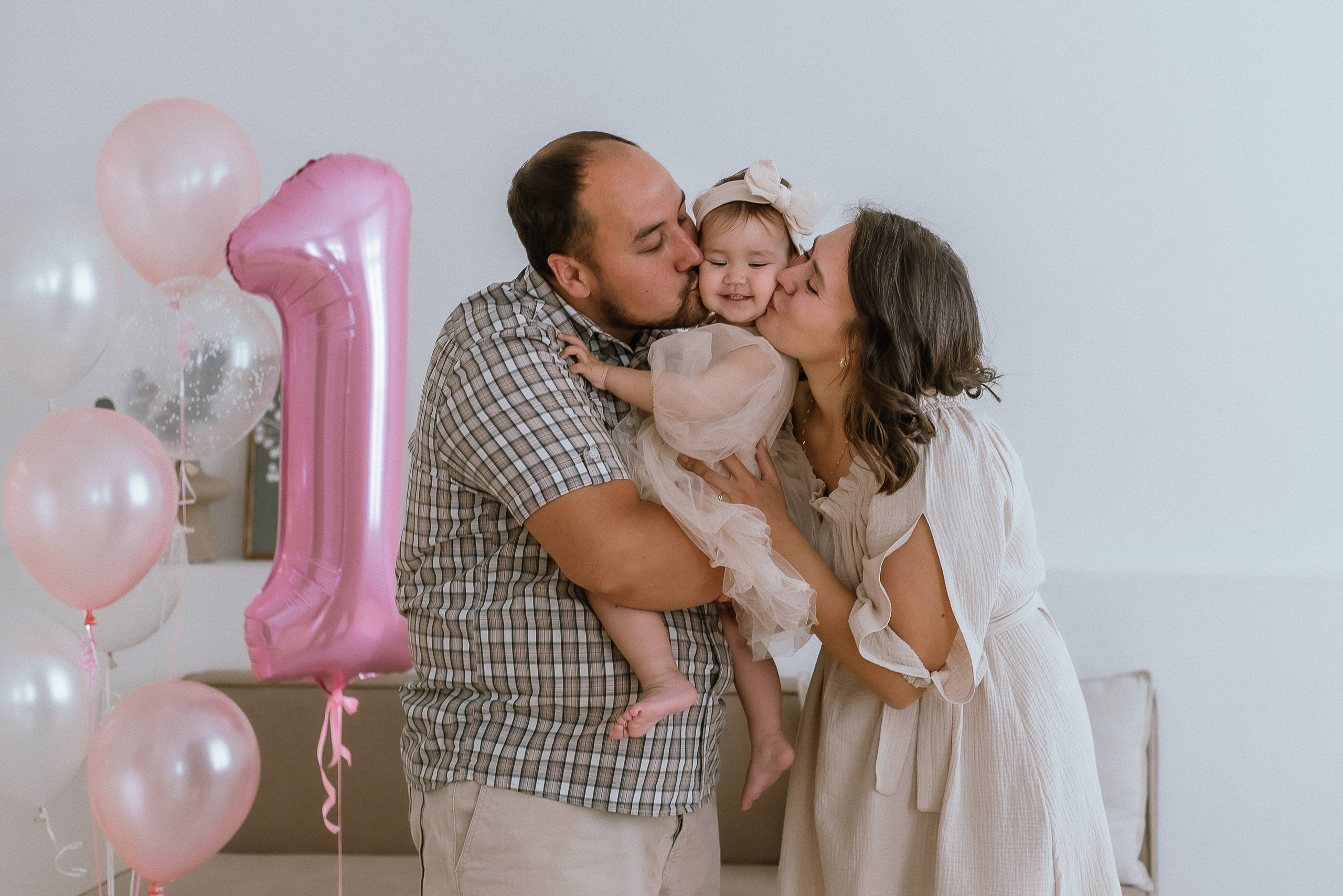 Фотосессия в первый День Рождения: подскажу с выбором локации, образов, идеи для съёмки. На съёмке подскажу с позированием, сниму без доплат бэк, который сможете использовать в монтаже для праздничного видео.