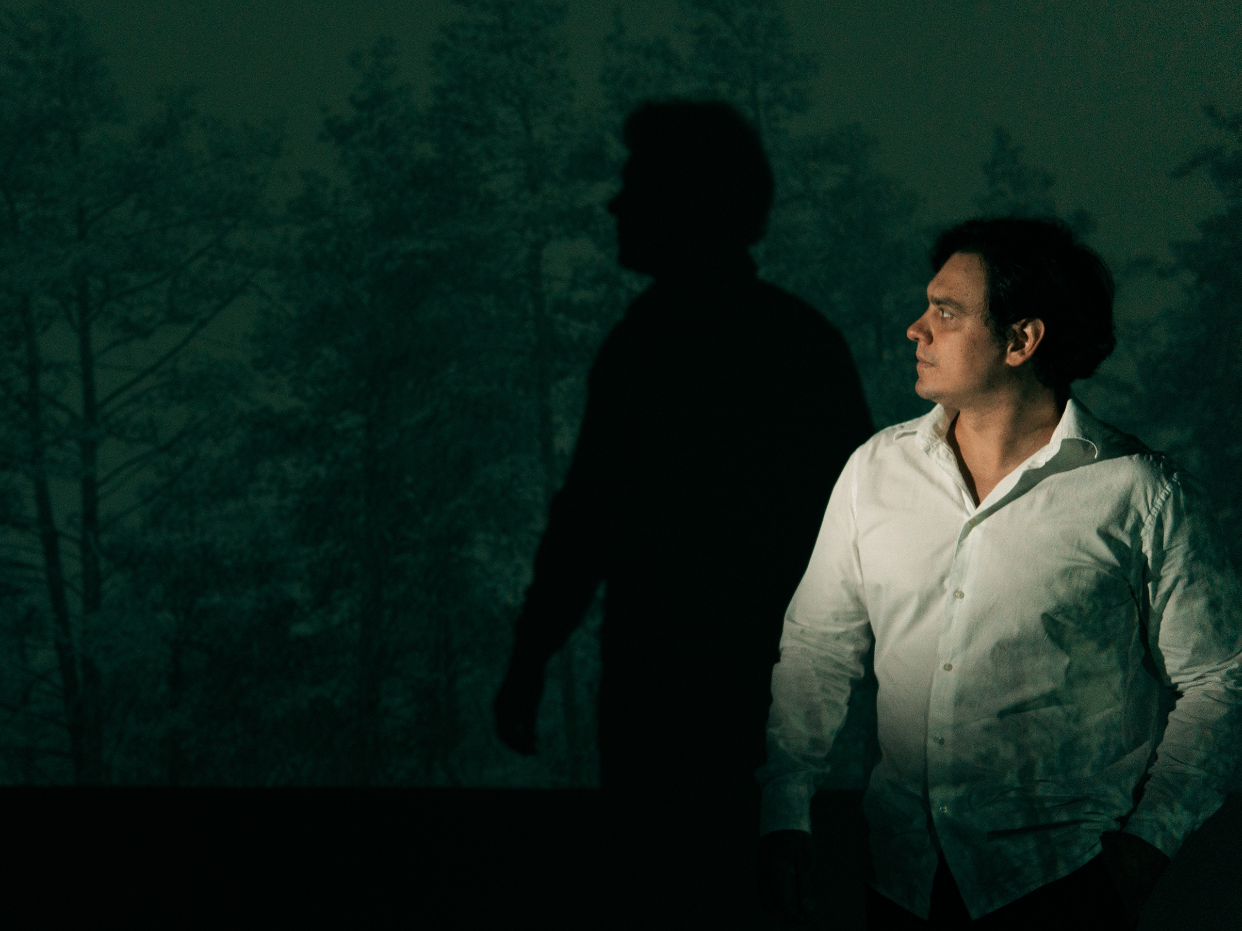 фото с проектором, мужской портрет