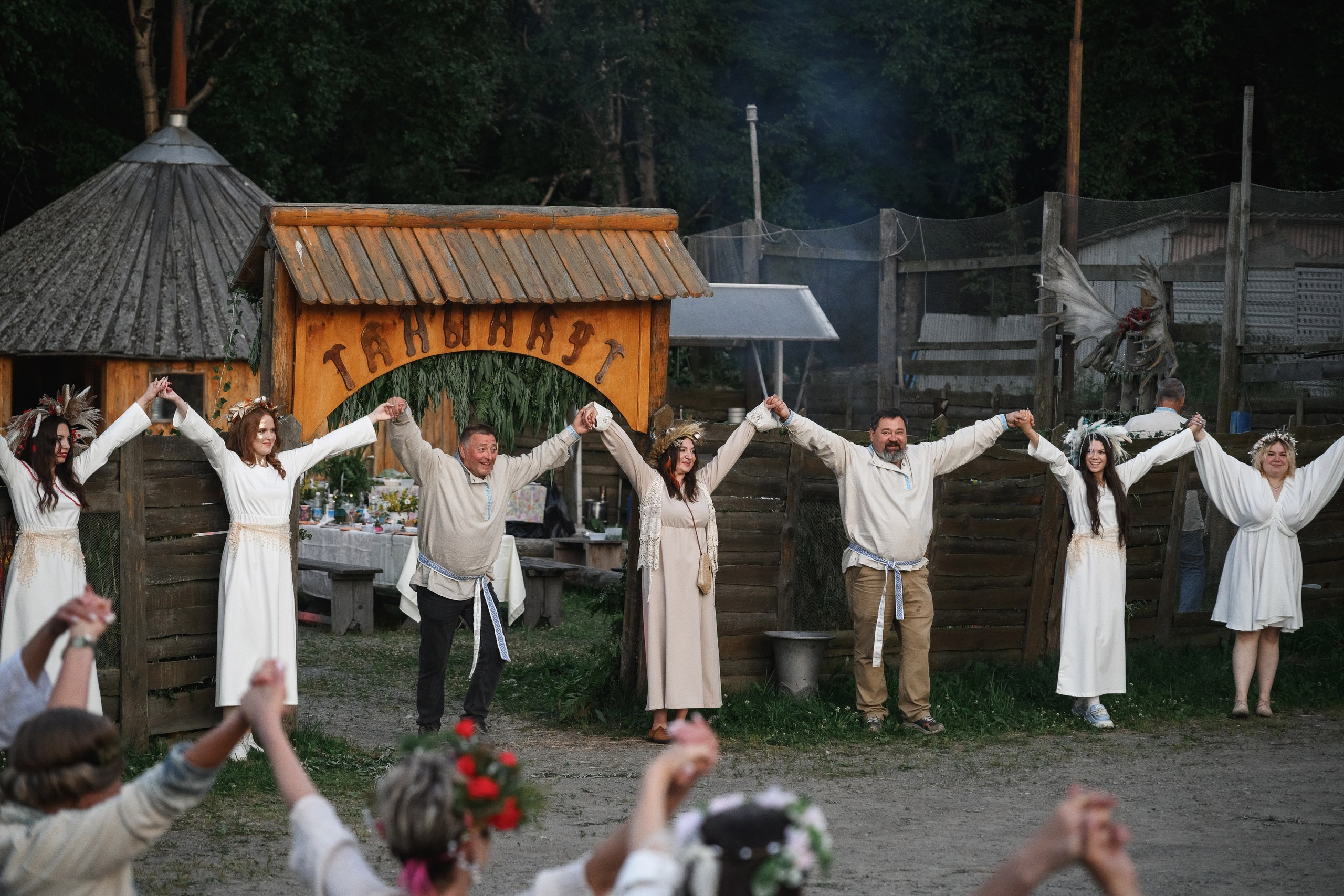 Фотосъемка праздника в этнической деревне в Петропавловске-Камчатском. Яркие народные гуляния и традиционные обряды в этническом стиле. Профессиональная съемка фольклорного фестиваля в Петропавловске-Камчатском. Колоритные кадры с участием местных жителей в национальных костюмах. Запечатленные эмоции и атмосфера этнического праздника на Камчатке.