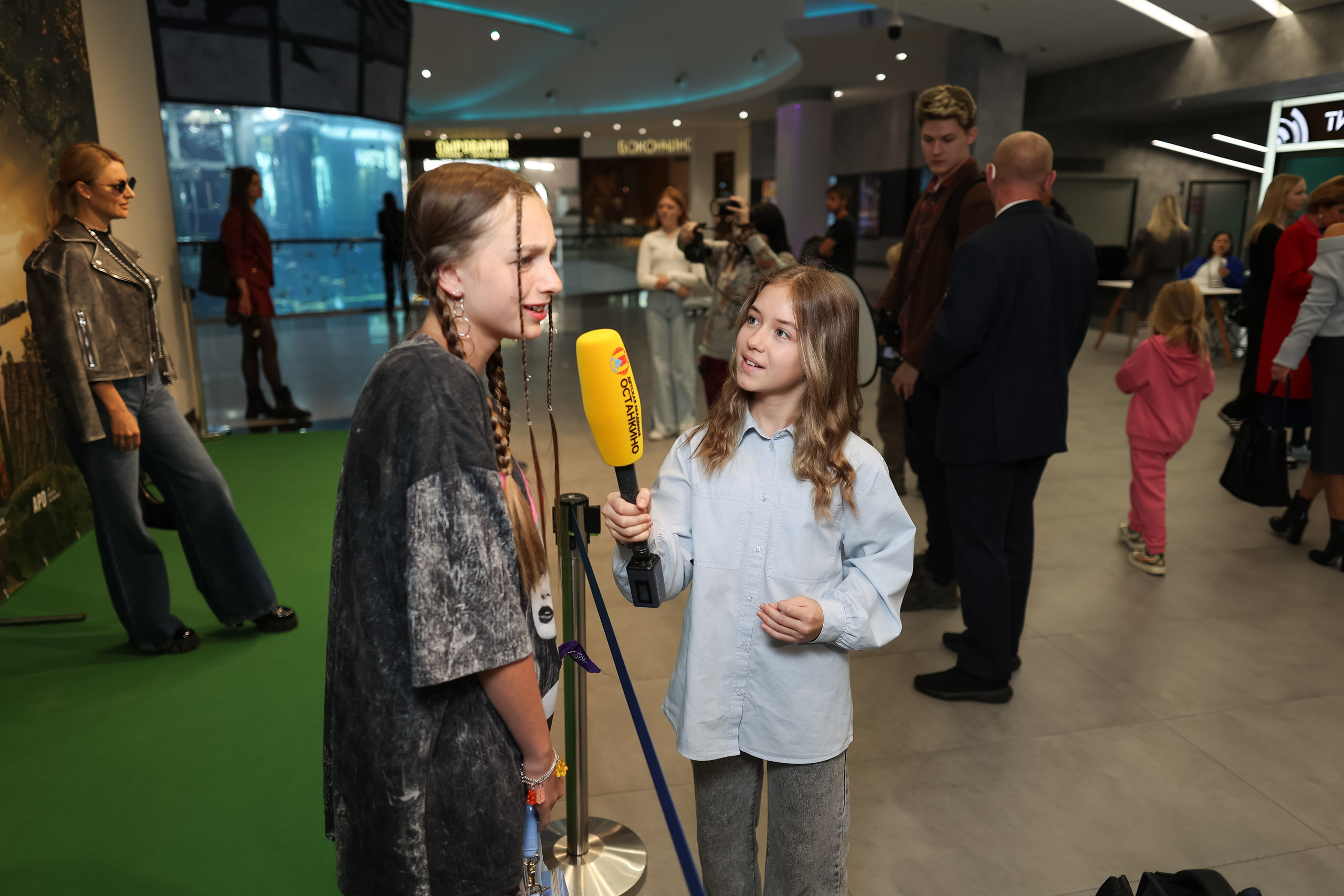 Школа «Останкино» на премьере Робин Гуд. Репортажный фотограф видеограф в Москве Ольга Плаксина