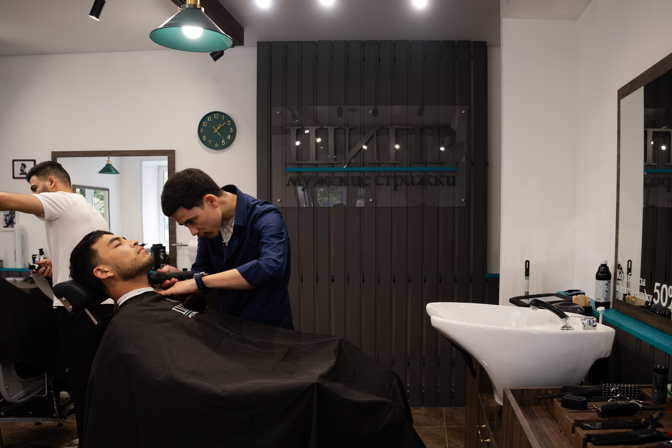 Съемка для барбершопа. Фотограф на камеру и мобильная съемка в Казани Лидия