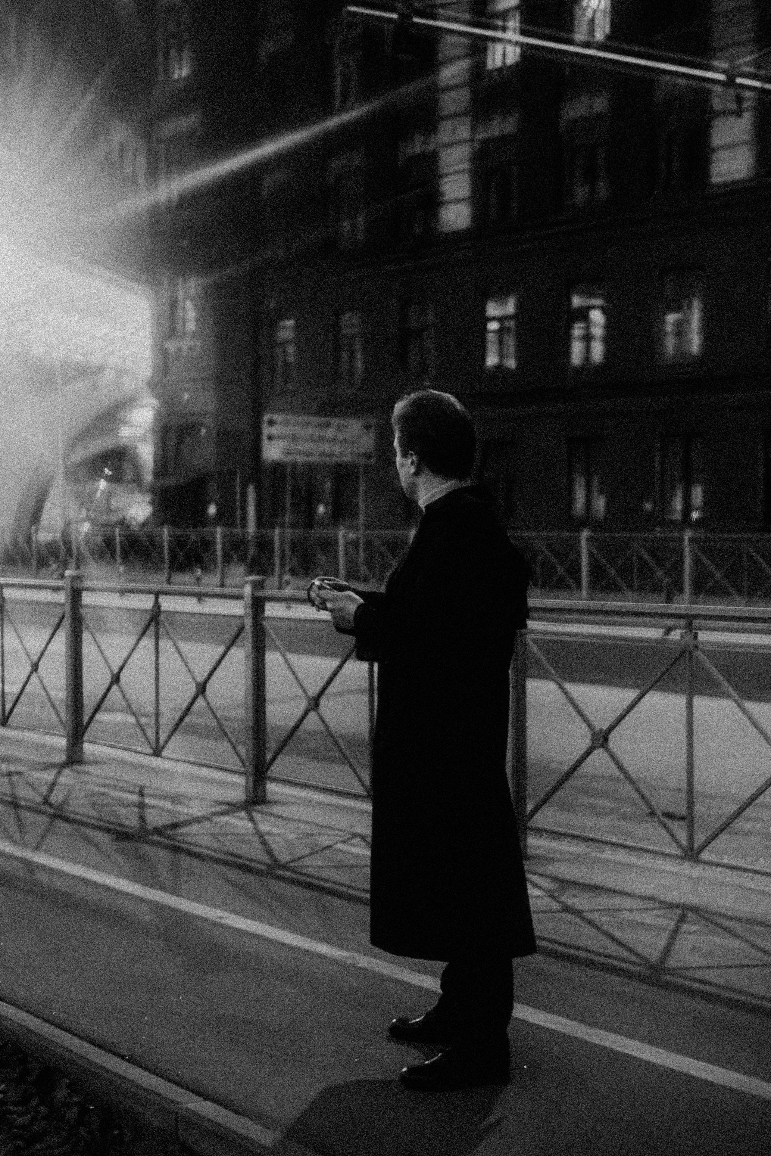 Молодой человек ночью надевает часы