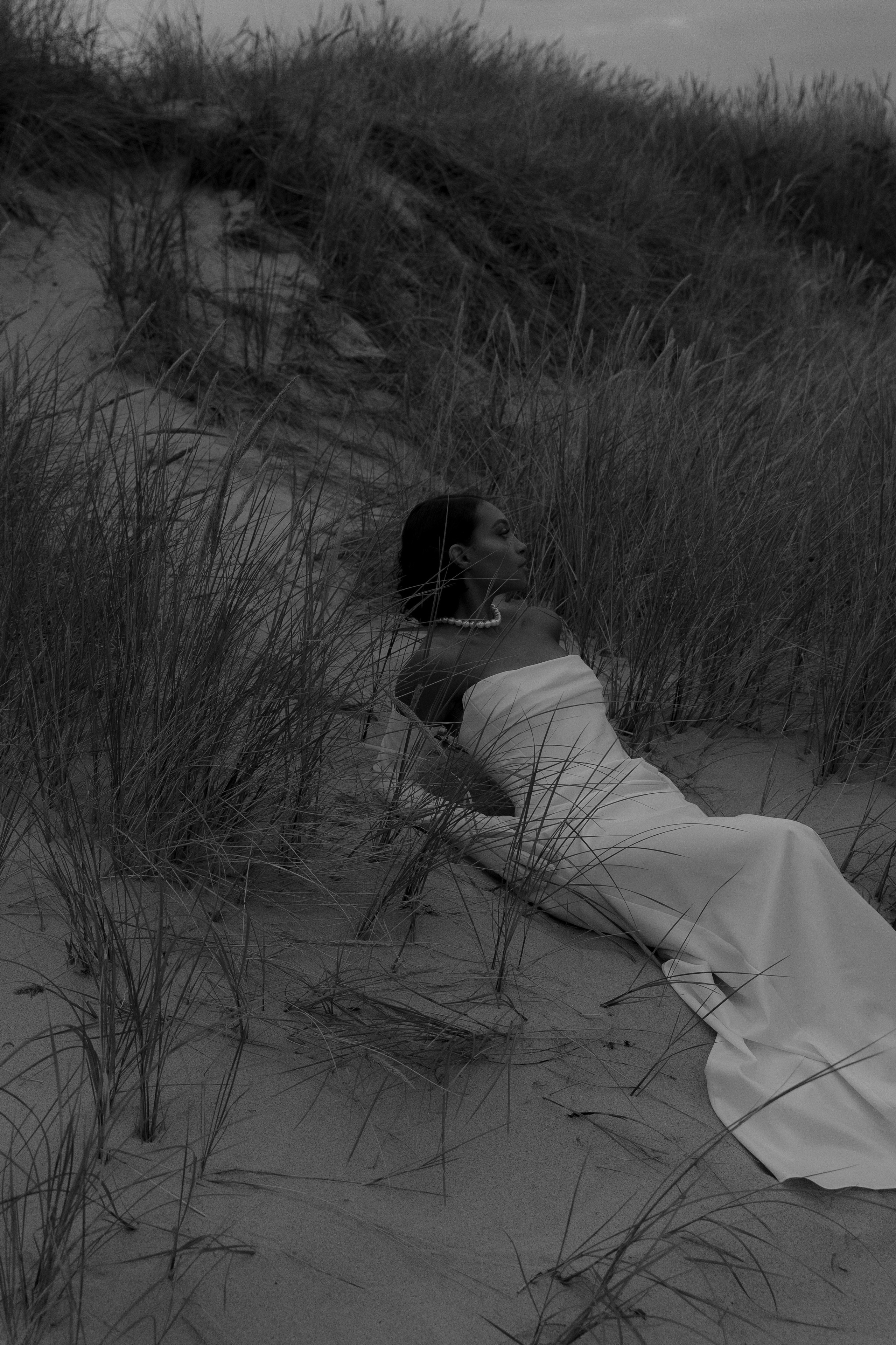 Выездная регистрация на море с белыми розами. Свадебный фотограф Калининград