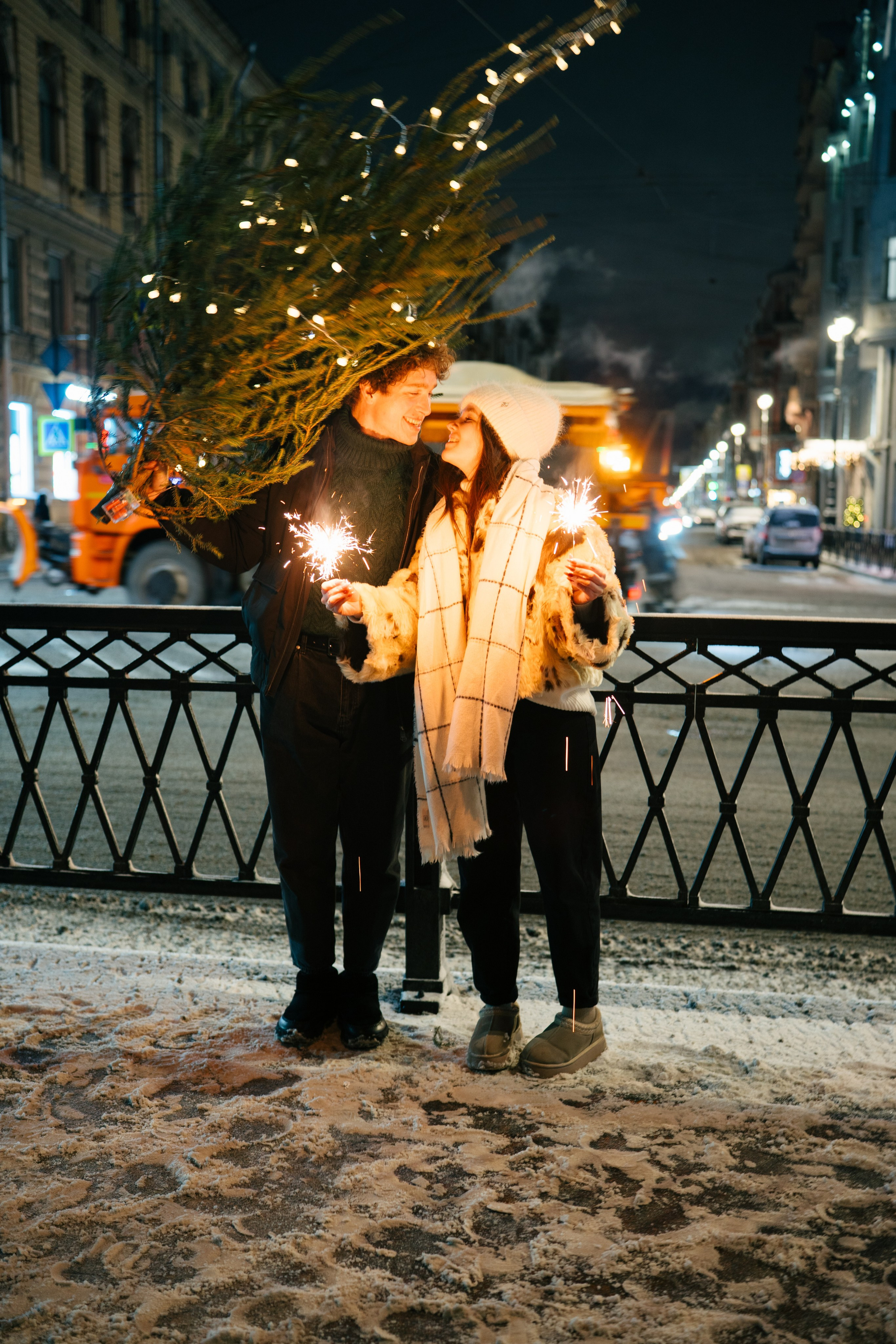 НОВОГОДНЯЯ ПРОГУЛКА ПАРЫ ПО ЧЕРНЫШЕВСКОЙ ПЕРЕД НОВЫМ ГОДОМ. Профессиональный фотограф, Санкт-Петербург — Виктория Богомолова
