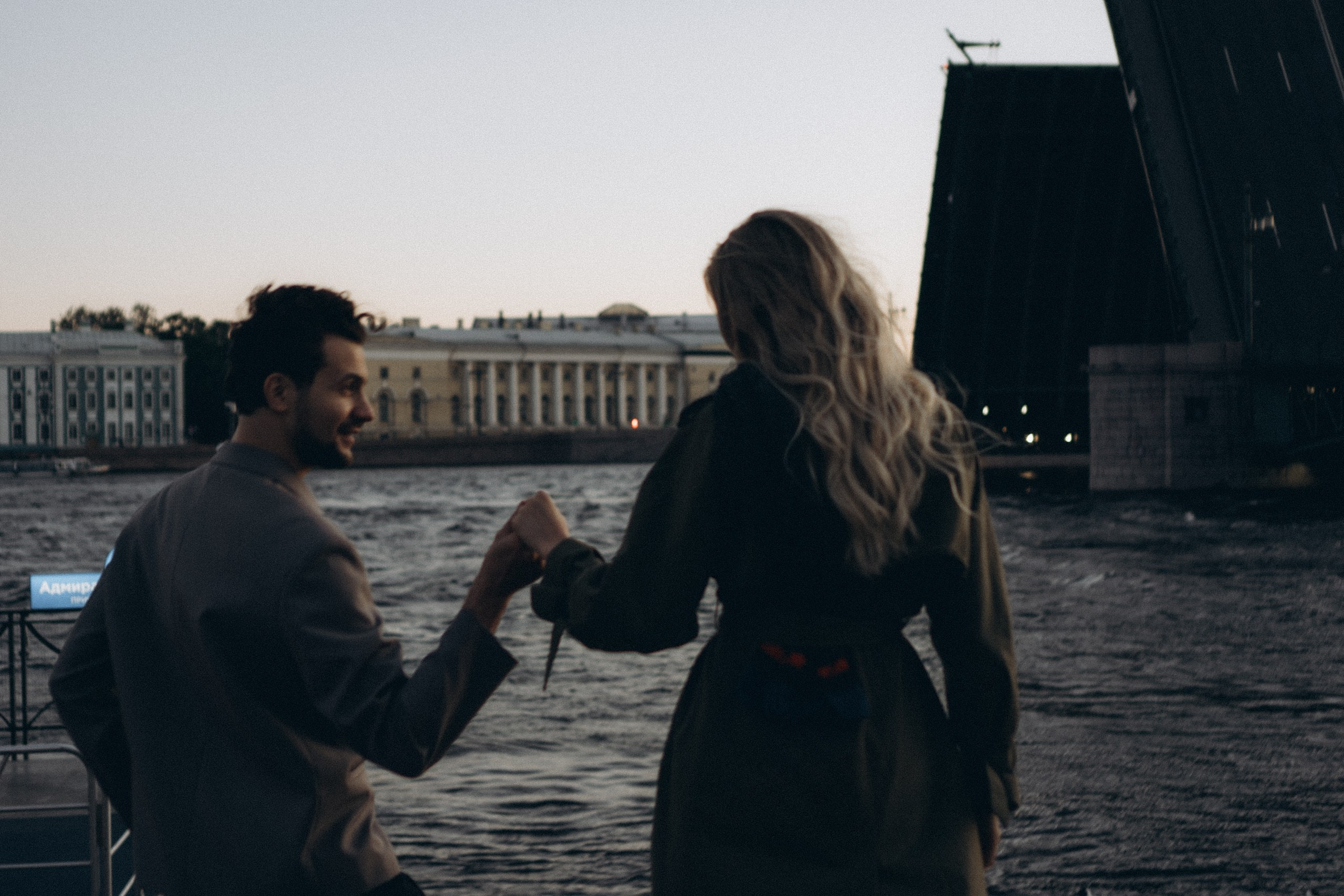 СВАДЕБНАЯ СЬЕМКА ПАРЫ НА РАССВЕТЕ В БЕЛЫЕ НОЧИ И ПРОГУЛКА С РАЗВОДНЫМИ МОСТАМИ И ПИКНИК ВОЗЛЕ ИСАКИЕВСКОГО СОБОРА. Профессиональный фотограф, Санкт-Петербург — Виктория Богомолова