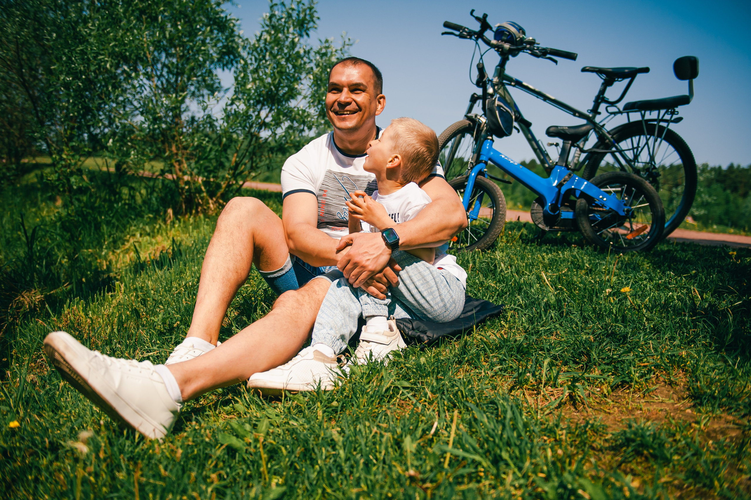 папа с сыном на природе, семейная фотосессия папы и сына