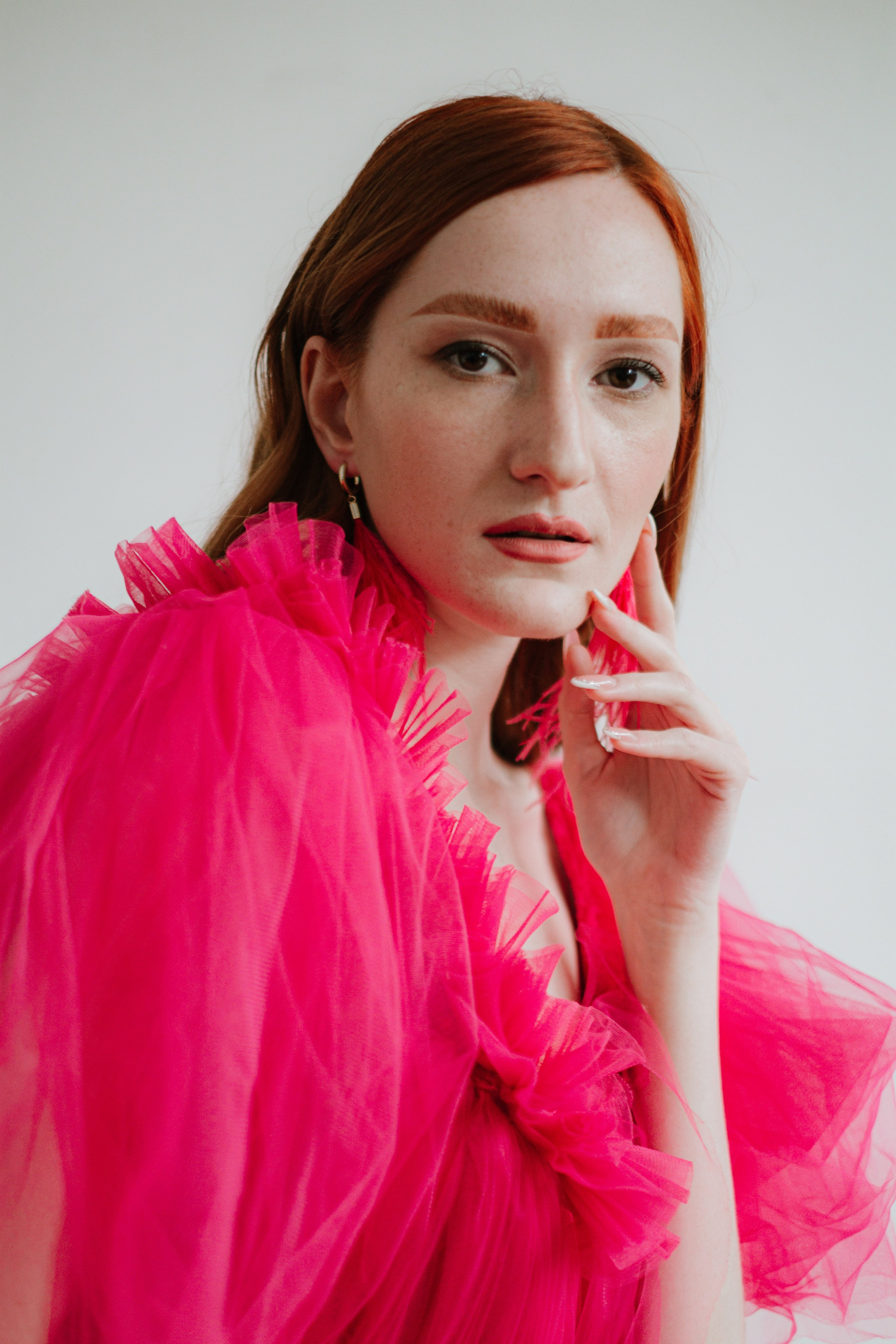 Студийная фотосессия в Москве, с красивым платьем цвета фуксии