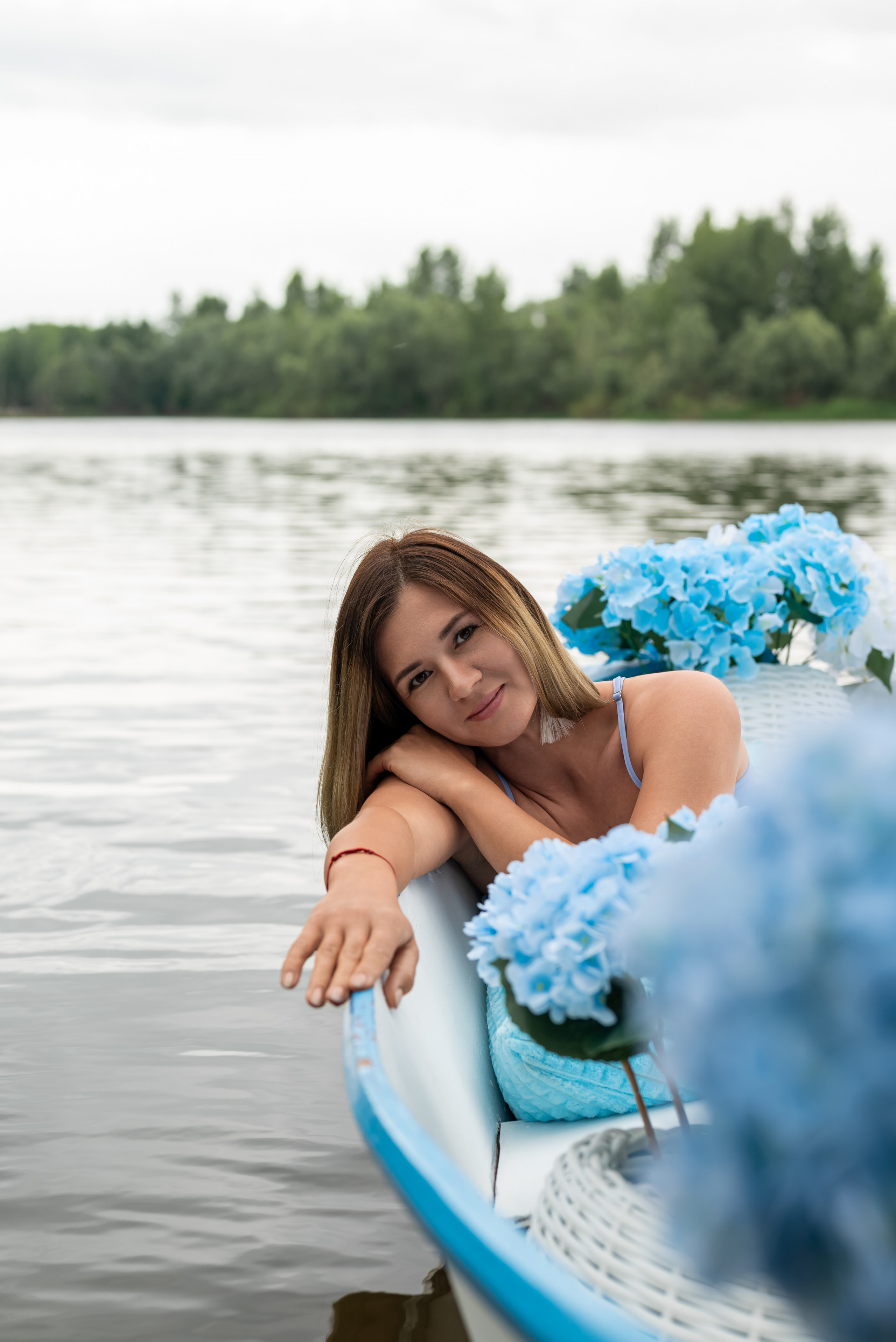 Фотопроект на лодке с голубыми гортензиями. Фотограф в городе Салават