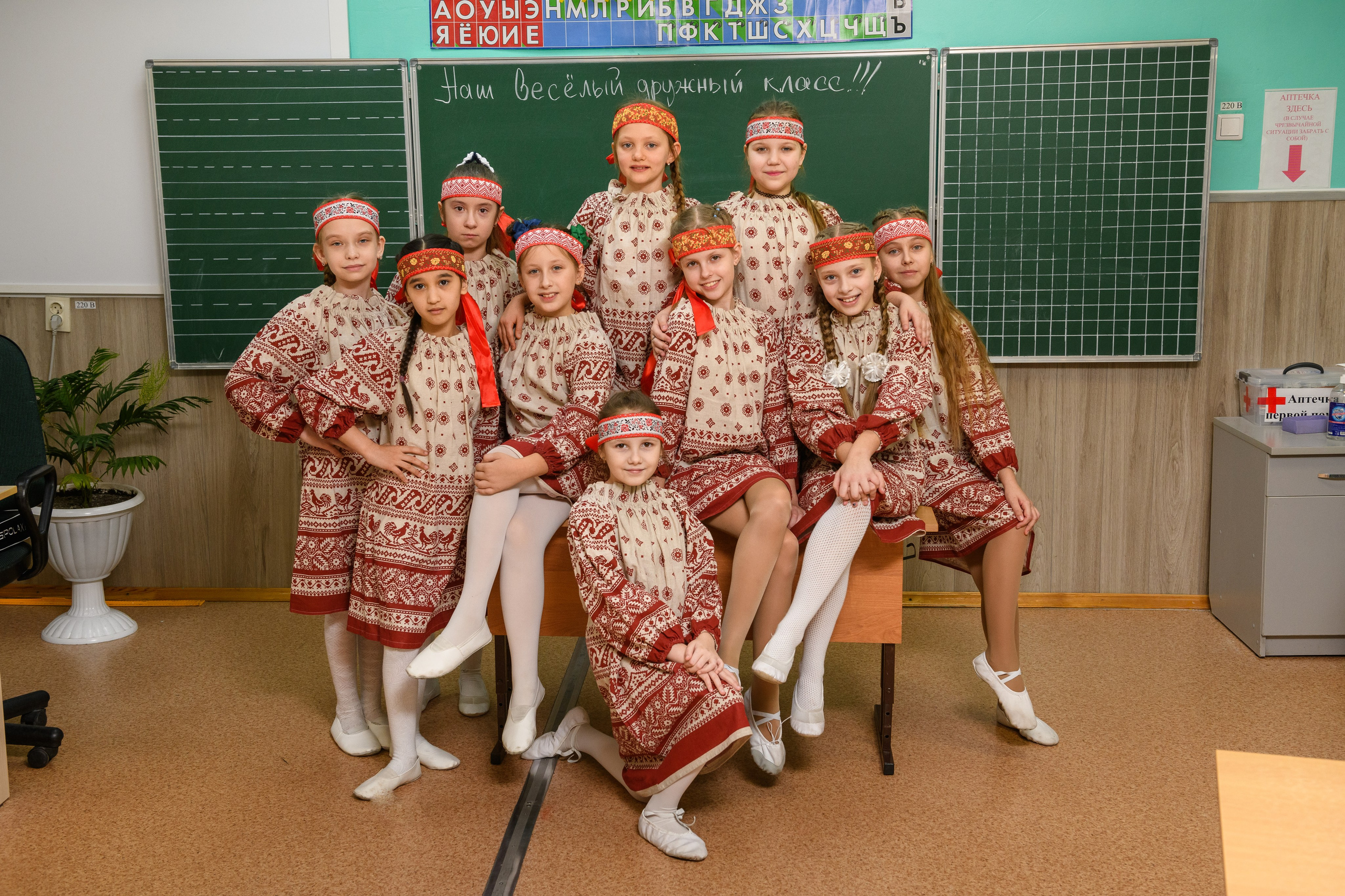 Четвероклассники позируют для школьного альбома. Выпускные альбомы в Курске