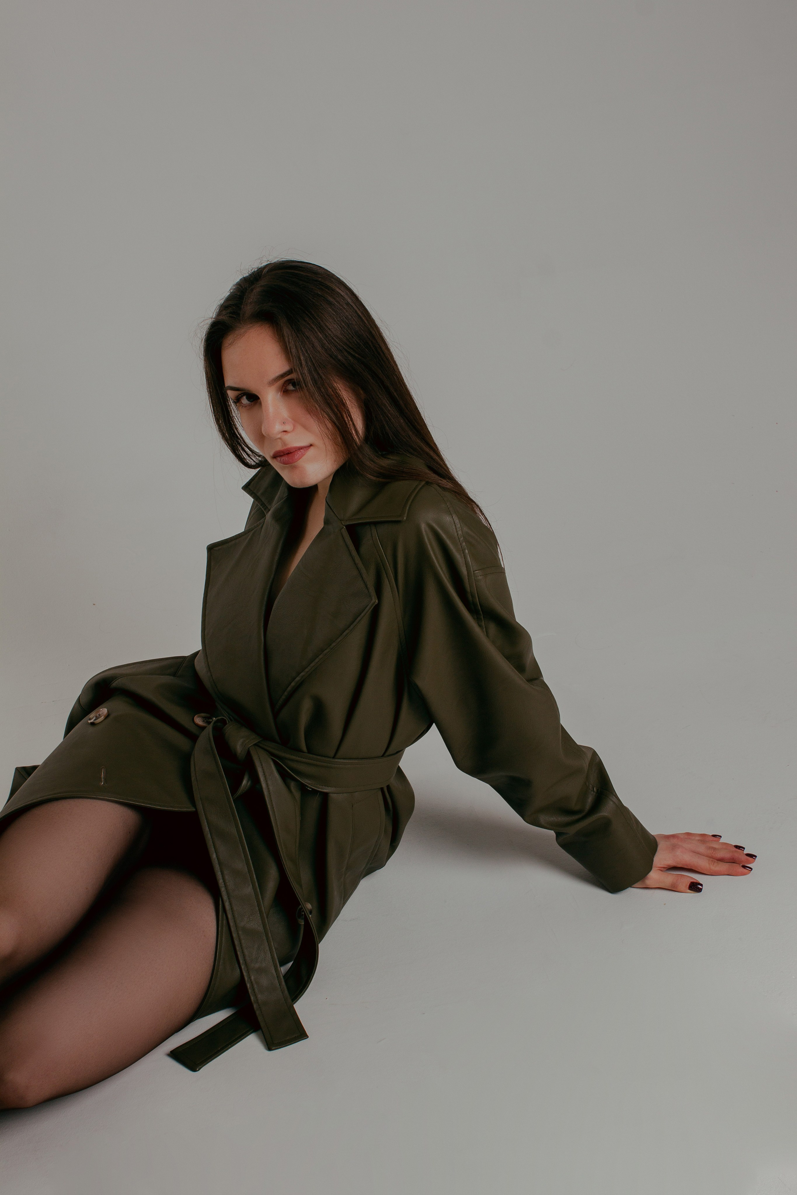 Стильная томная фотосессия в студии в зеленых цветах в тренче. Фотограф Наталья Воронина Москва