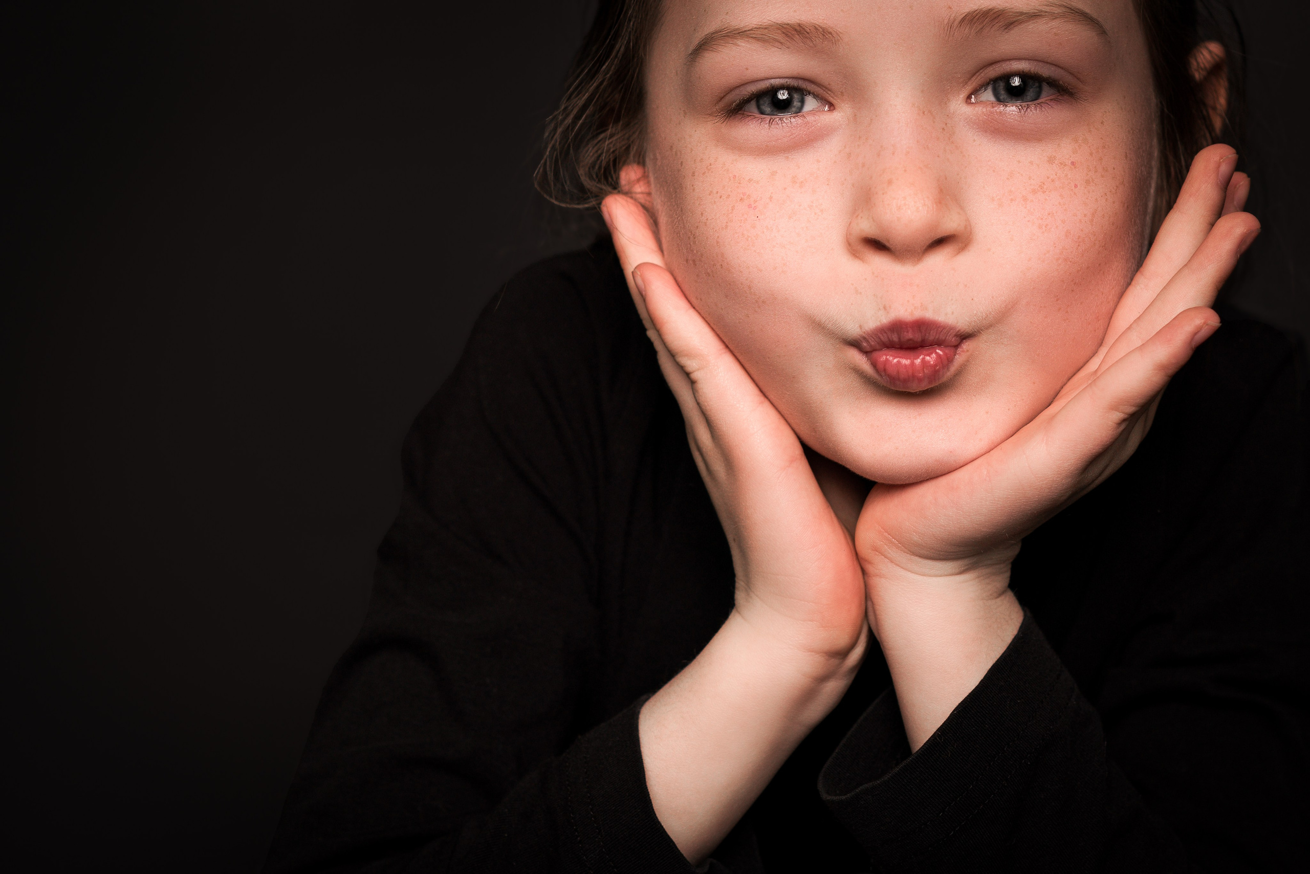 Детский сад, портреты на чёрном фоне. Фотограф Шунова Саша