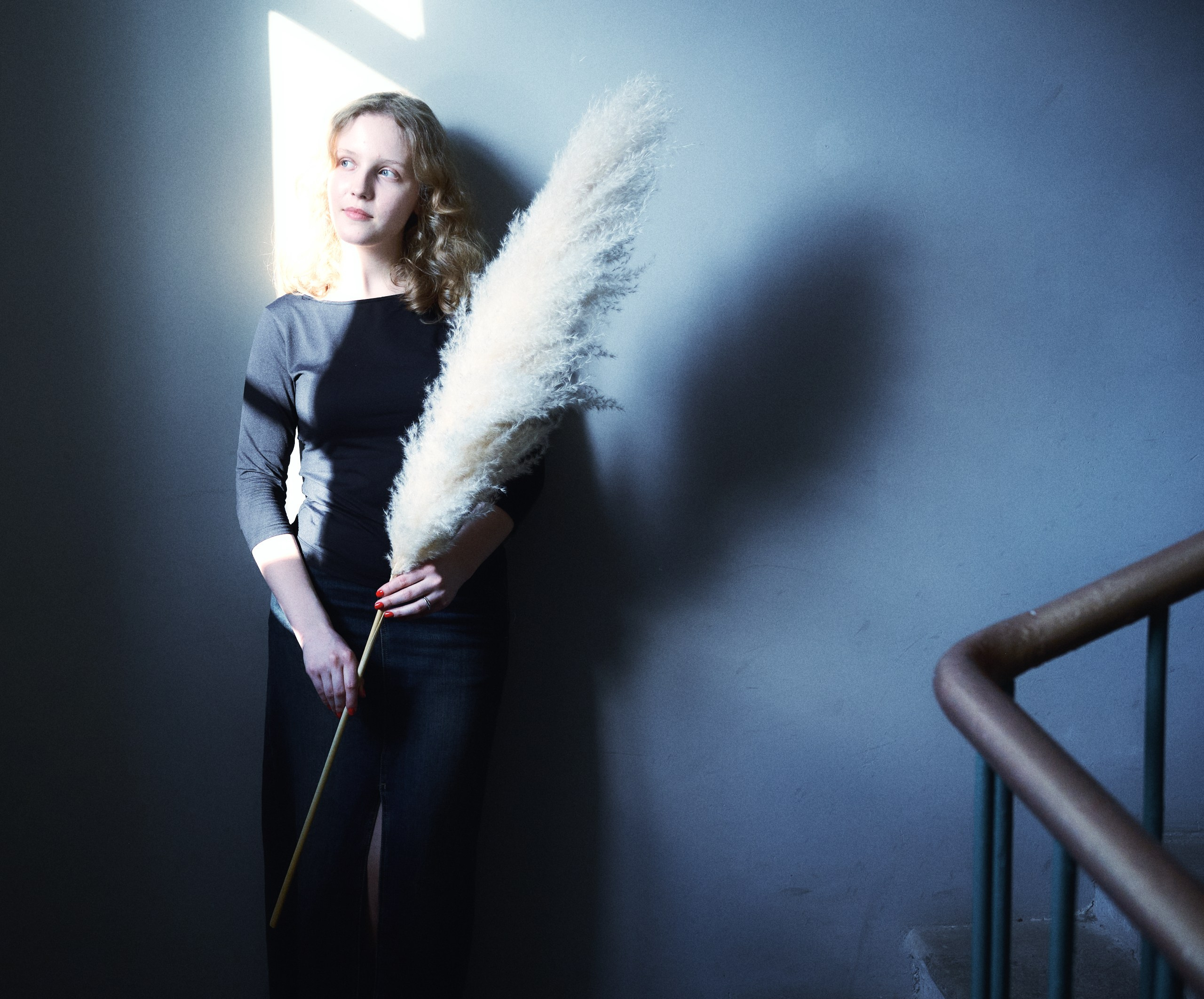 подросток в парадной Санкт-Петербурга