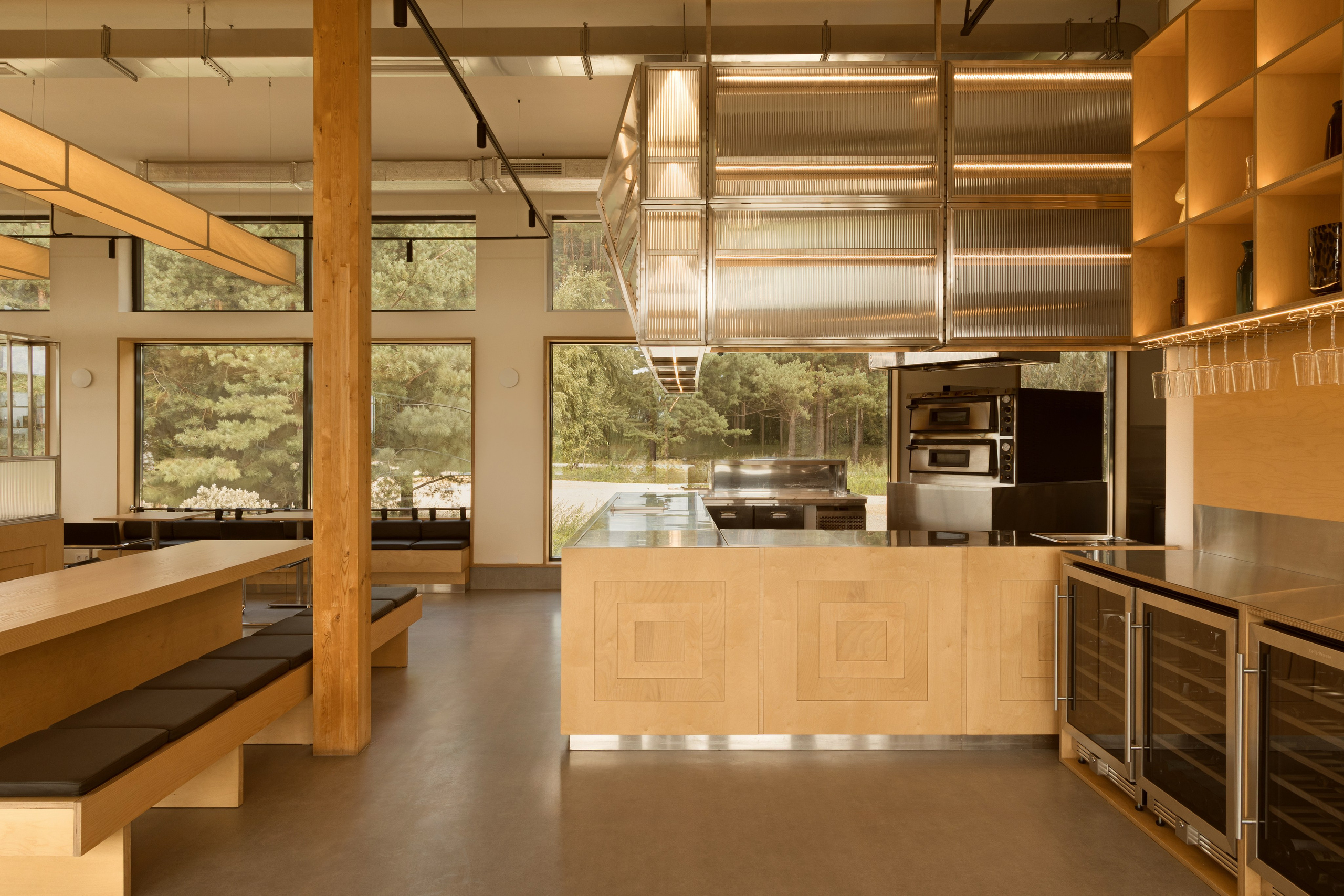 Модернистское кафе-пиццерия на природе: проект FruitDesign с акцентом на созерцание. Интерьерный фотограф в Нижнем Новгороде и Москве Владимир Гудков