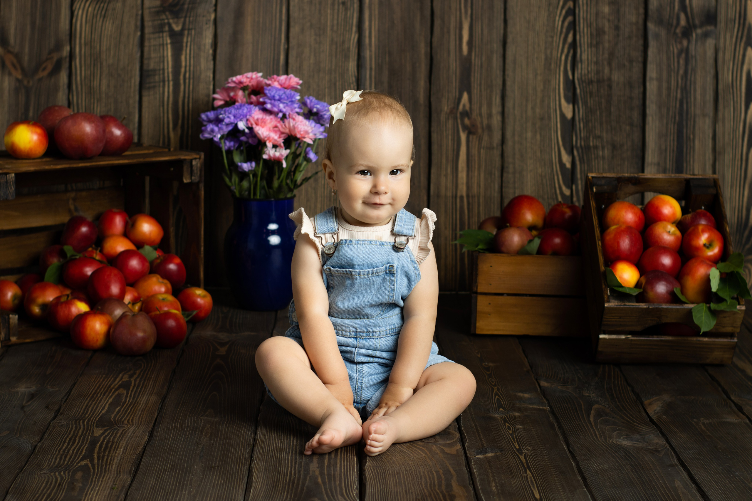 Фотосессия малыша до года, фотосессия с яблоками, фотосессия с ящиками яблок, фотосессия в стиле минимализм, фотосессия малыша, яблоки, фотосессия малыша до года Омск, годик, фотосессия в студии, фотосессия в студии Омск, фотосессия малыша с яблоками, фотосессия малыша с ящиком яблок
