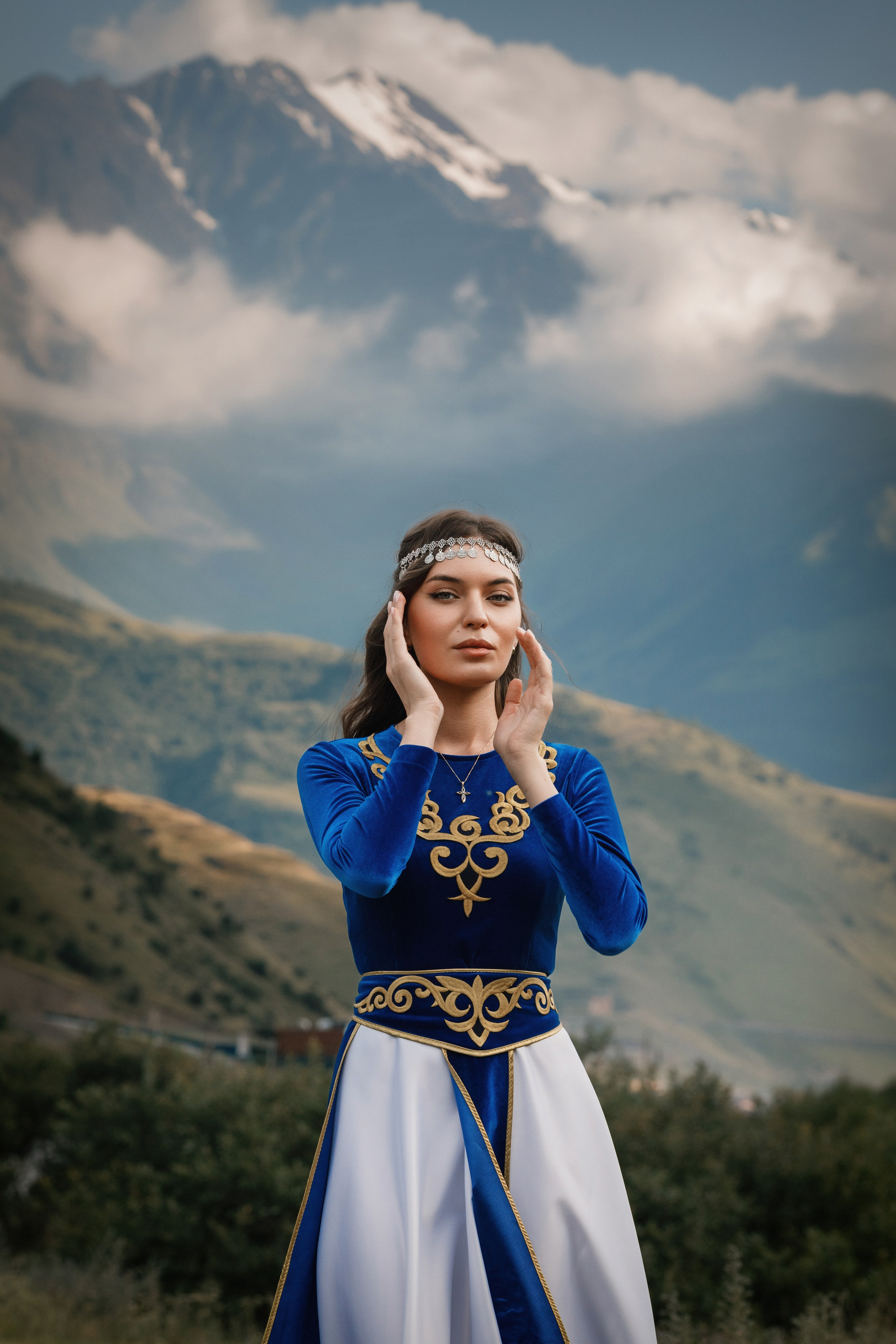 Индивидуальная фотосессия в горах, в армянском национальном платье. Фотограф во Владикавказе Юрий Геворгизов