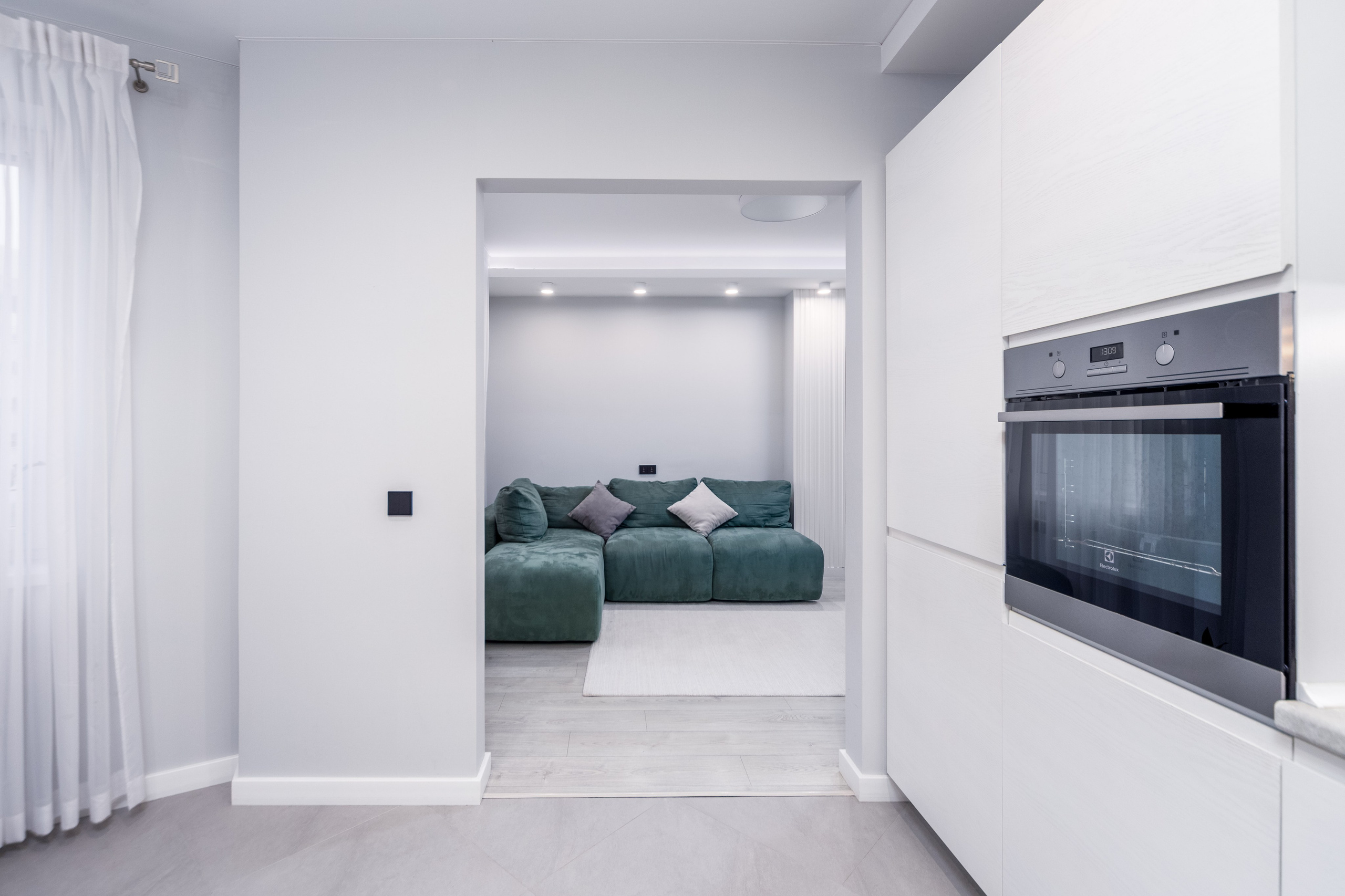 Вид на гостиную из кухни в трёхкомнатной квартире