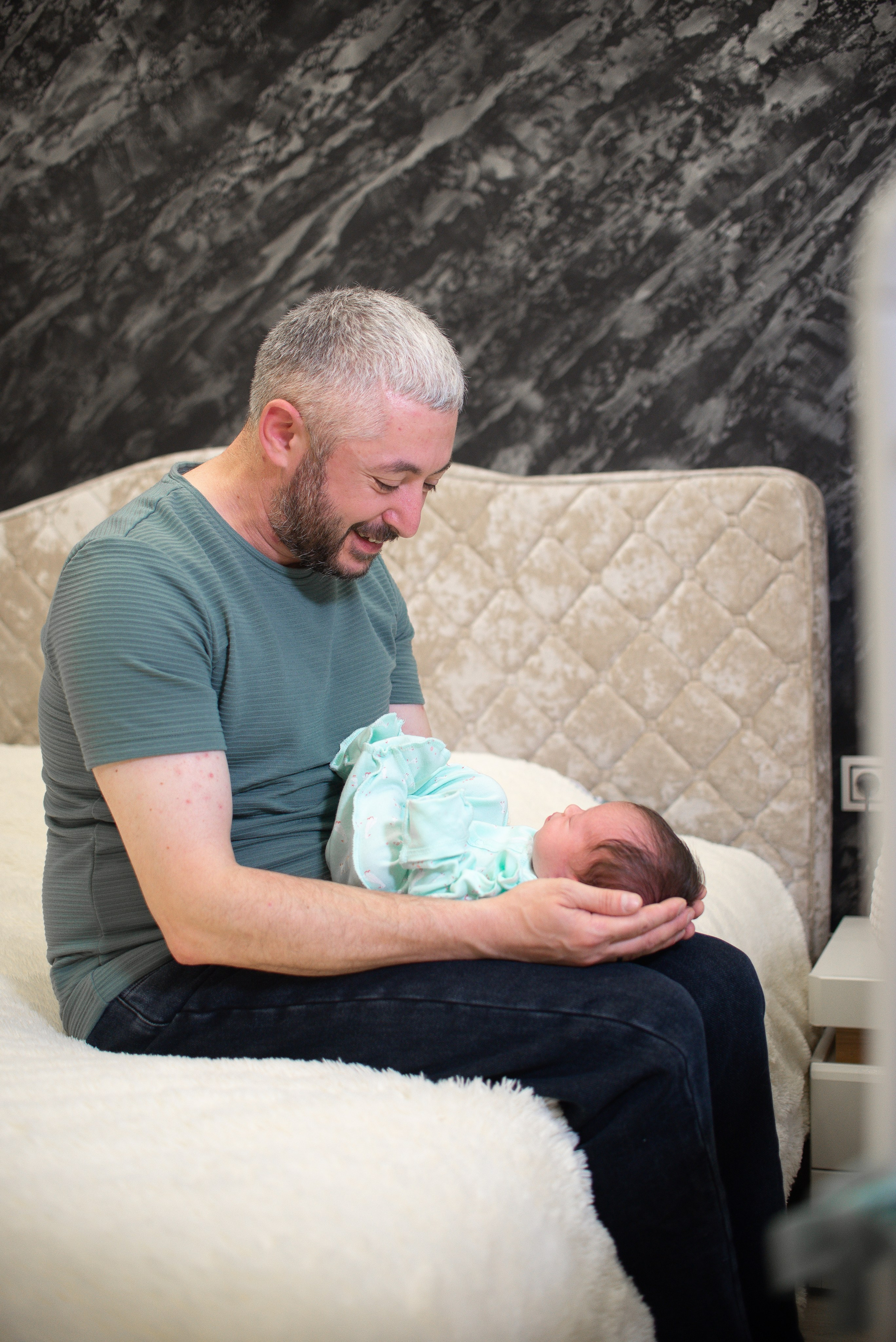 Крошка Манэ дома с родителями. Семейный фотограф на выписку из роддома и крещение Минск Настя Гришук