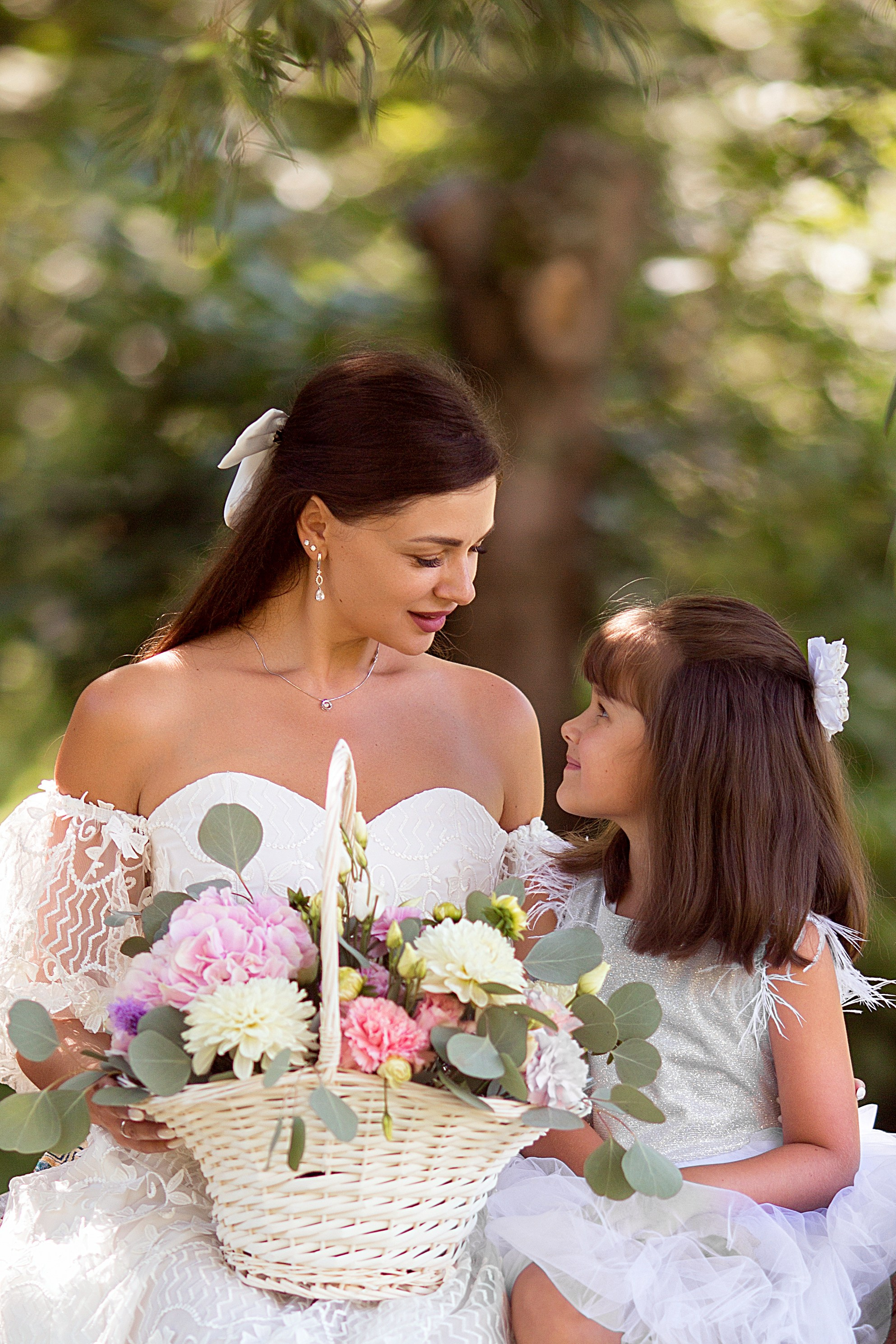 Ксения и Алиса в лодке с цветами. Людмила Далидович топовый семейный фотограф Находка/Владивосток