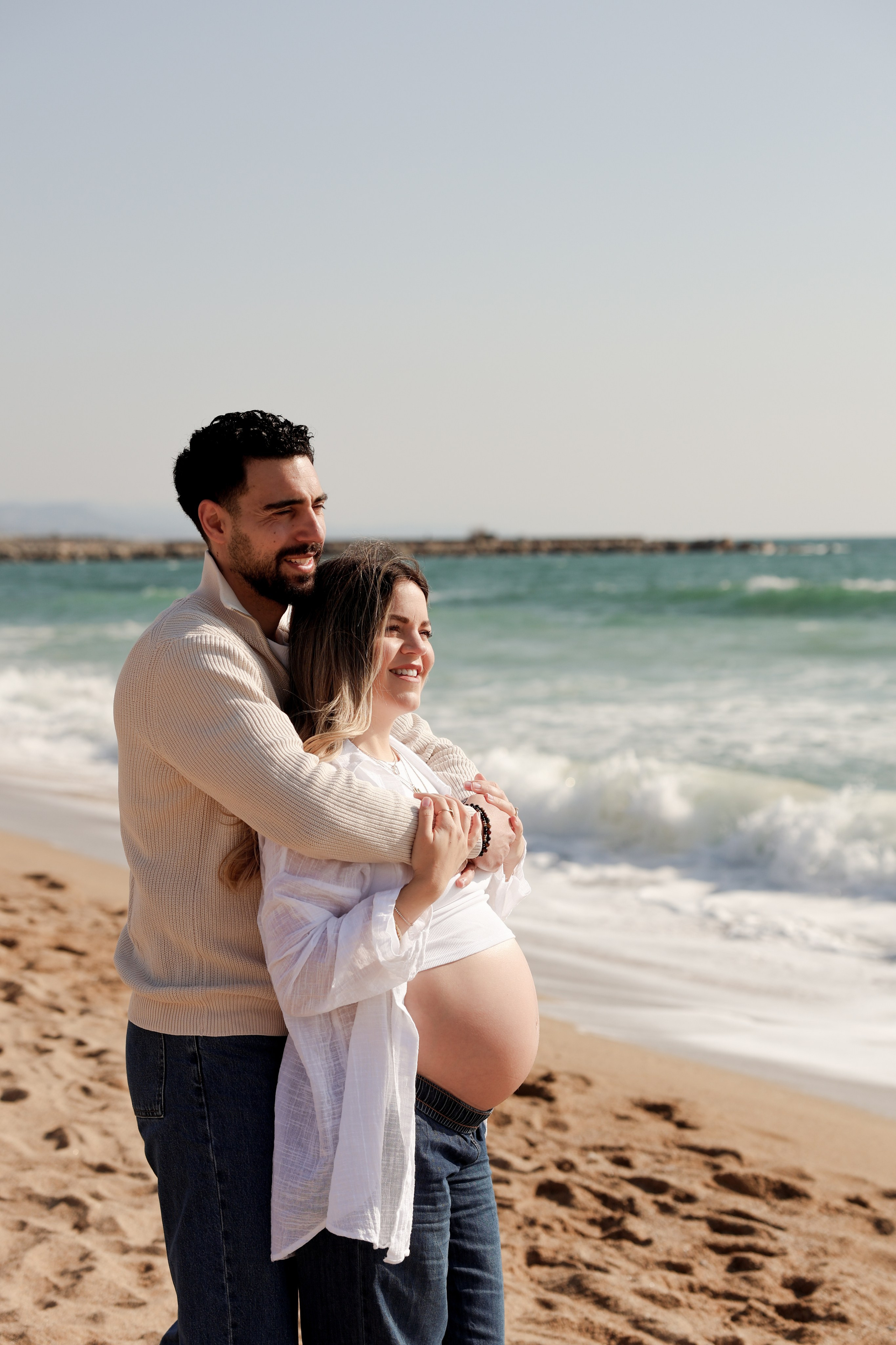 Sunny morning at the sea. Natalia Zhuravleva|family, newborn, maternity photographer in Barcelona