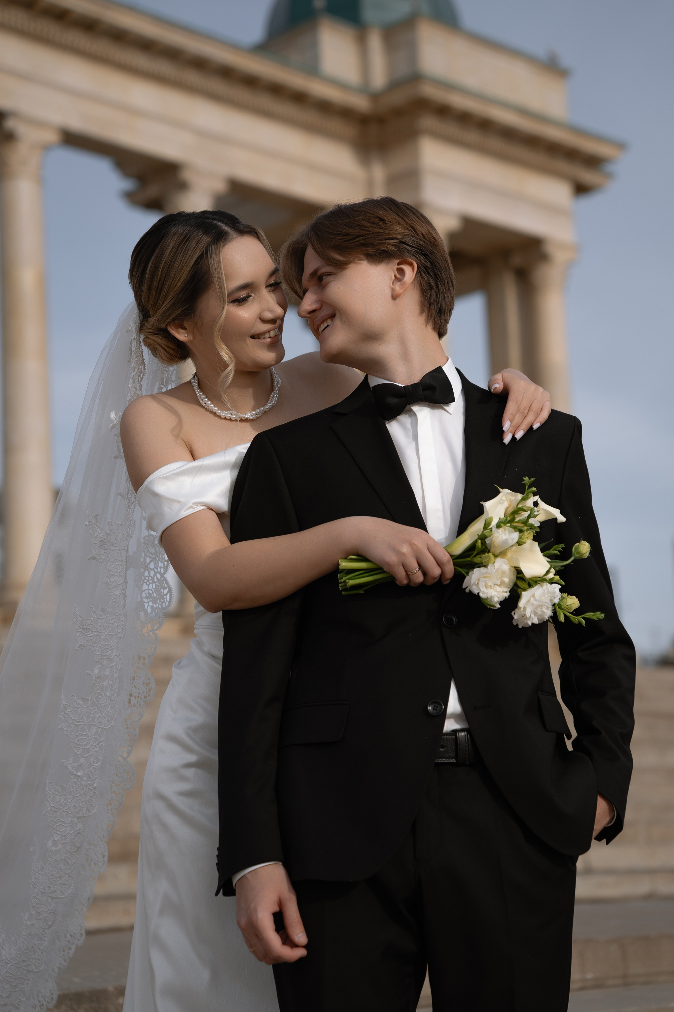 Колоннада на Набережной реки Белой (ост. Монумент Дружбы). Свадебный фотограф в Уфе Лилия Сова