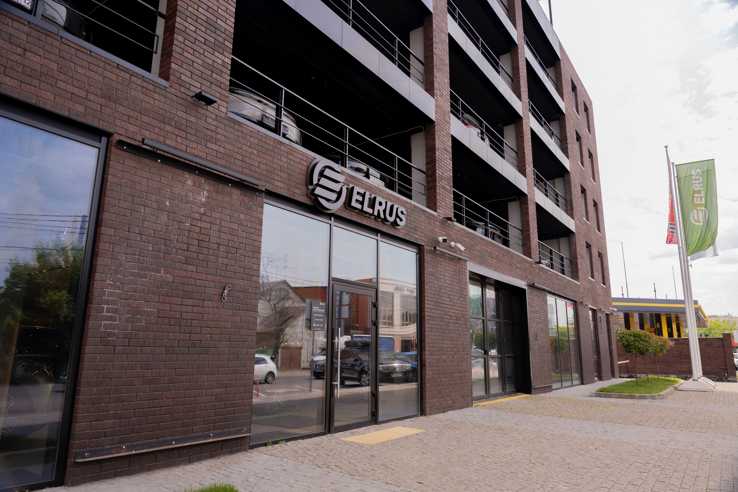 Интерьерная фотосъемка автосалона Elrus в Краснодаре. Zeekr, LiXiang Профессиональная фотосъемка интерьера премиум-автосалона в Краснодаре. Шедевры для Вас! Фотограф и Видеограф в Краснодаре Пахиев Руслан