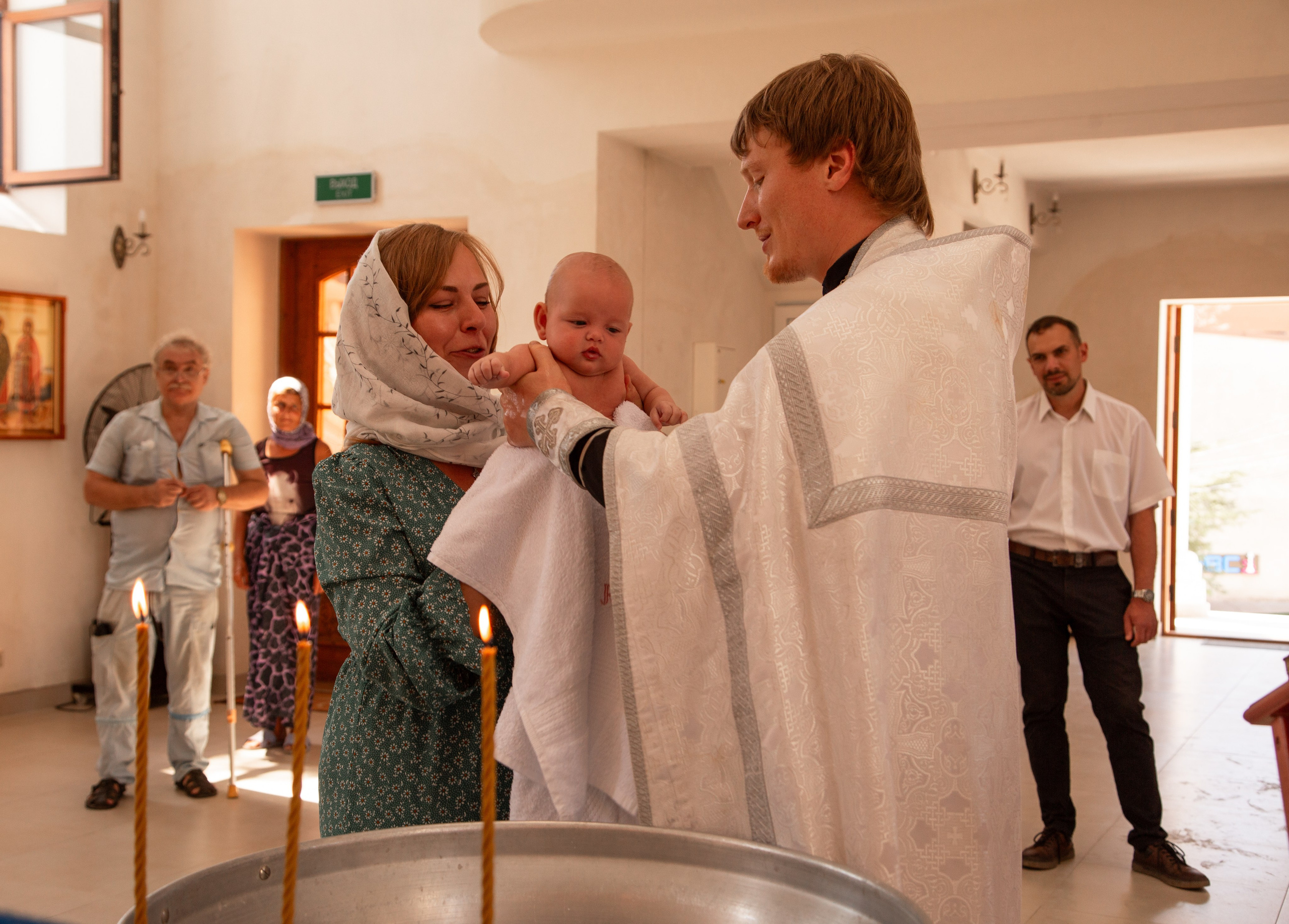 Крещение в храме апостола Симона Кананита в поселке Лоо. Семейный фотограф в Сочи, Лоо, Дагомысе, Вардане Кучумова Олеся