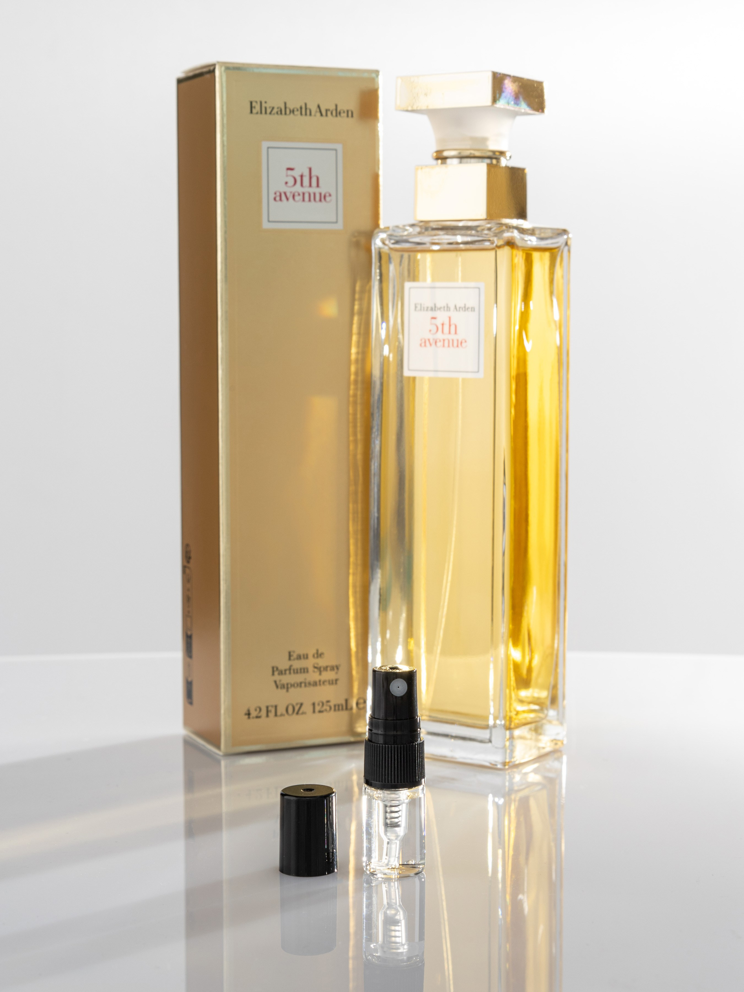 Пробник духов известного бренда в дозаторе | Фото на белом фоне для Ozon