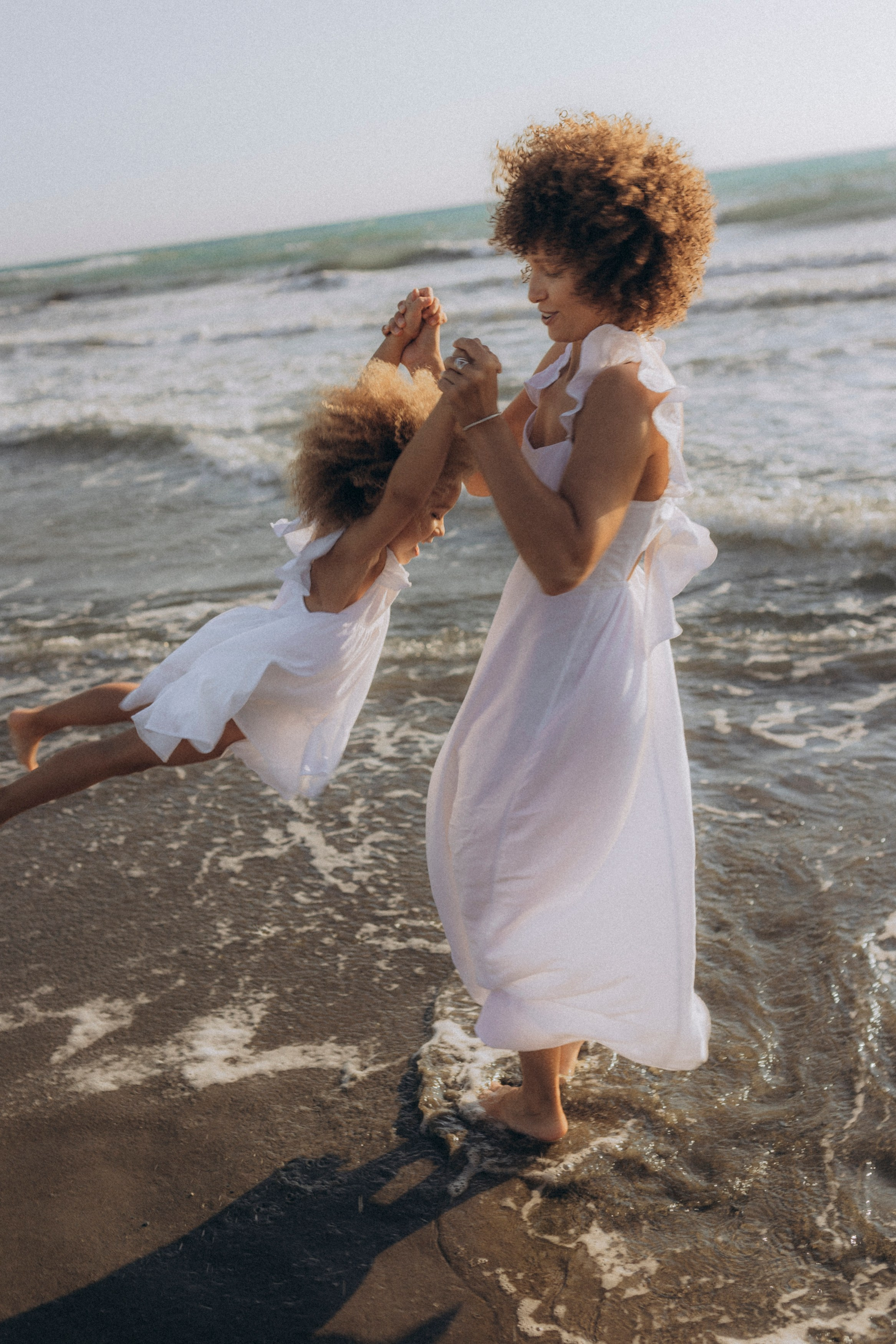 Sandy toes and family smiles. Katerina Nord | Wedding and Couple Photographer in Germany and Europe
