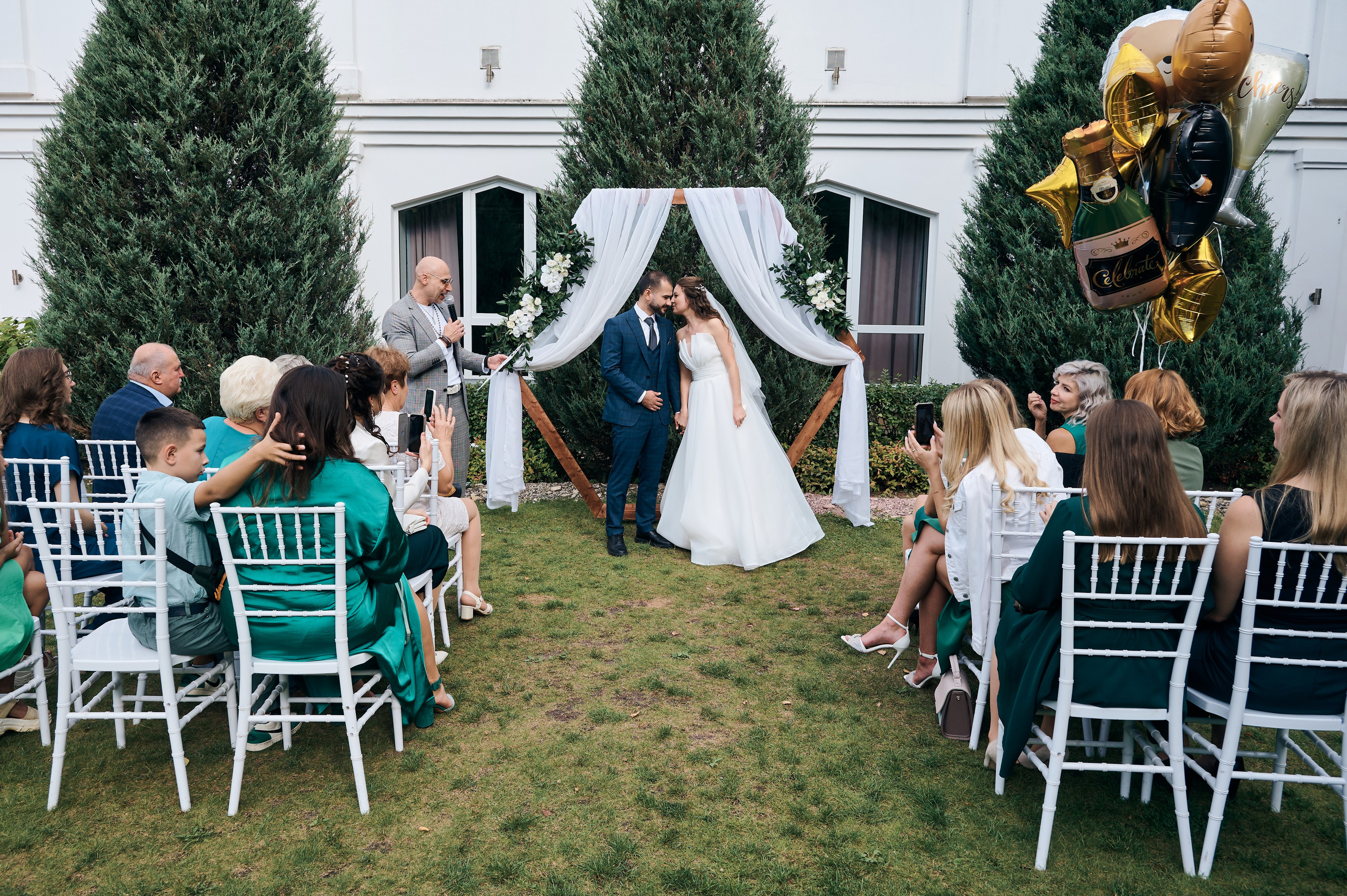 Групповая съемка свадьбы, пара с гостями на газоне, репортажная съемка свадьбы