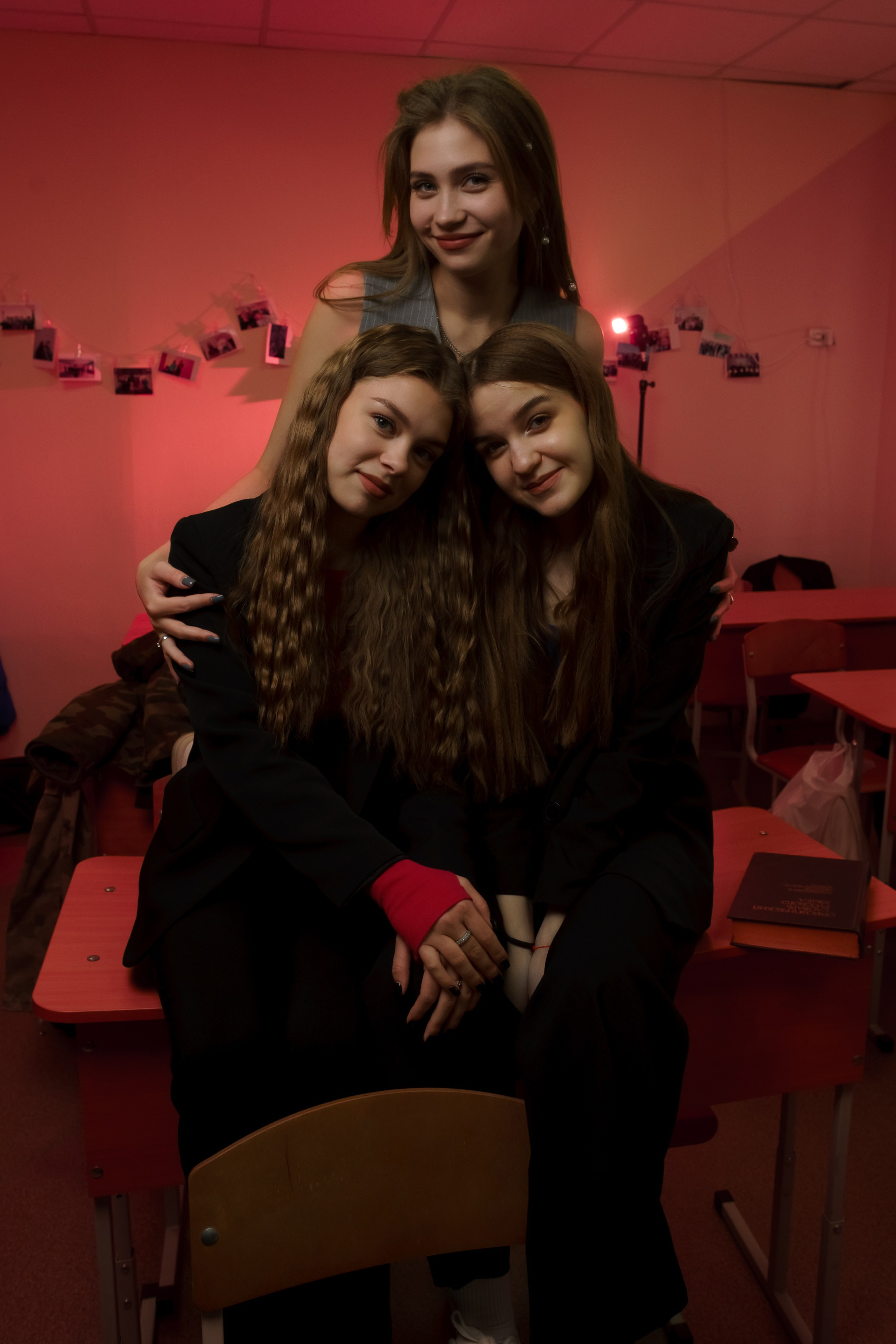 В школе, с красной подсветкой. Ольга Плаксина фотограф в Саратове