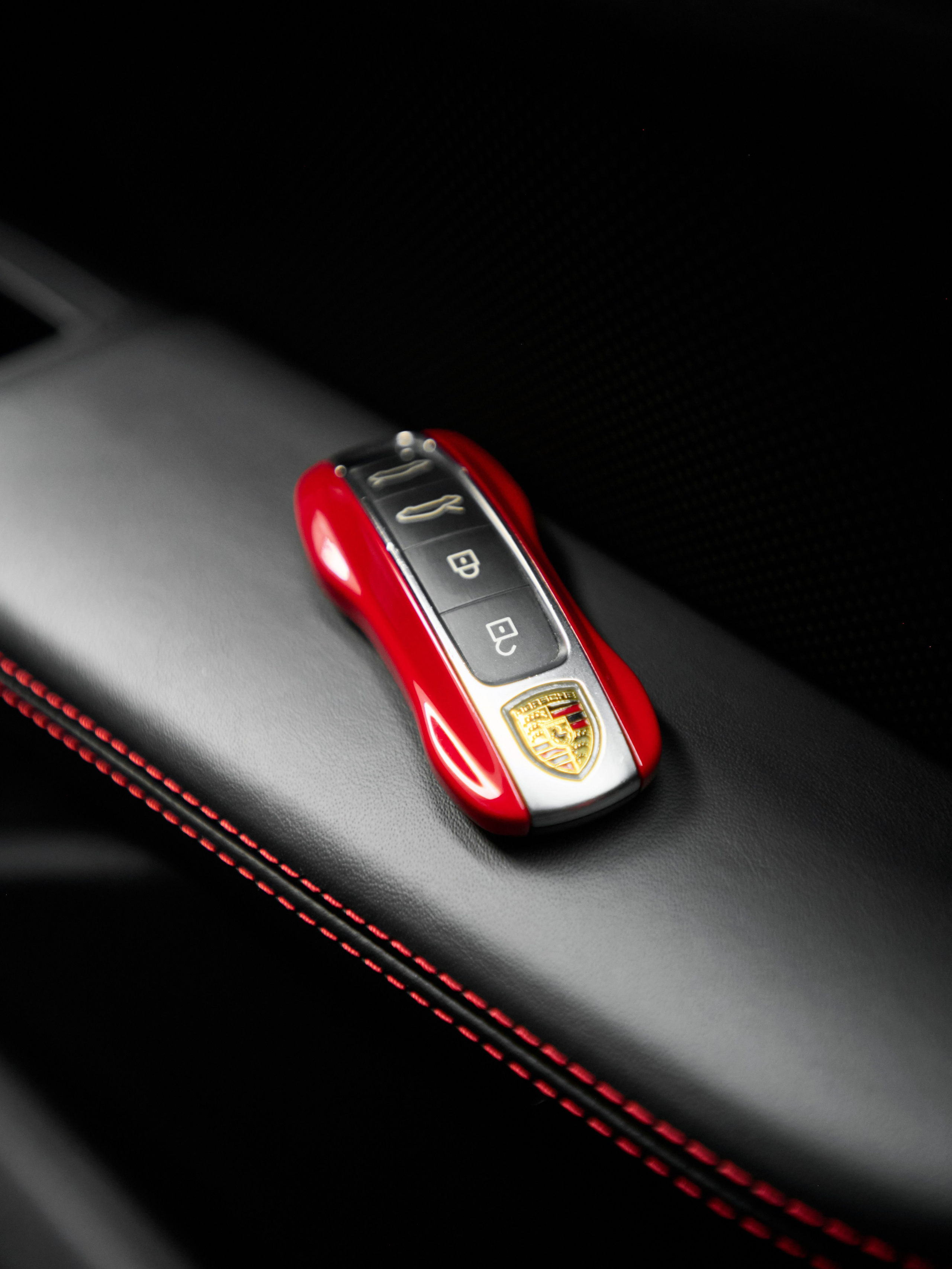 Ключ Porsche Taycan GTS в салоне крупным планом