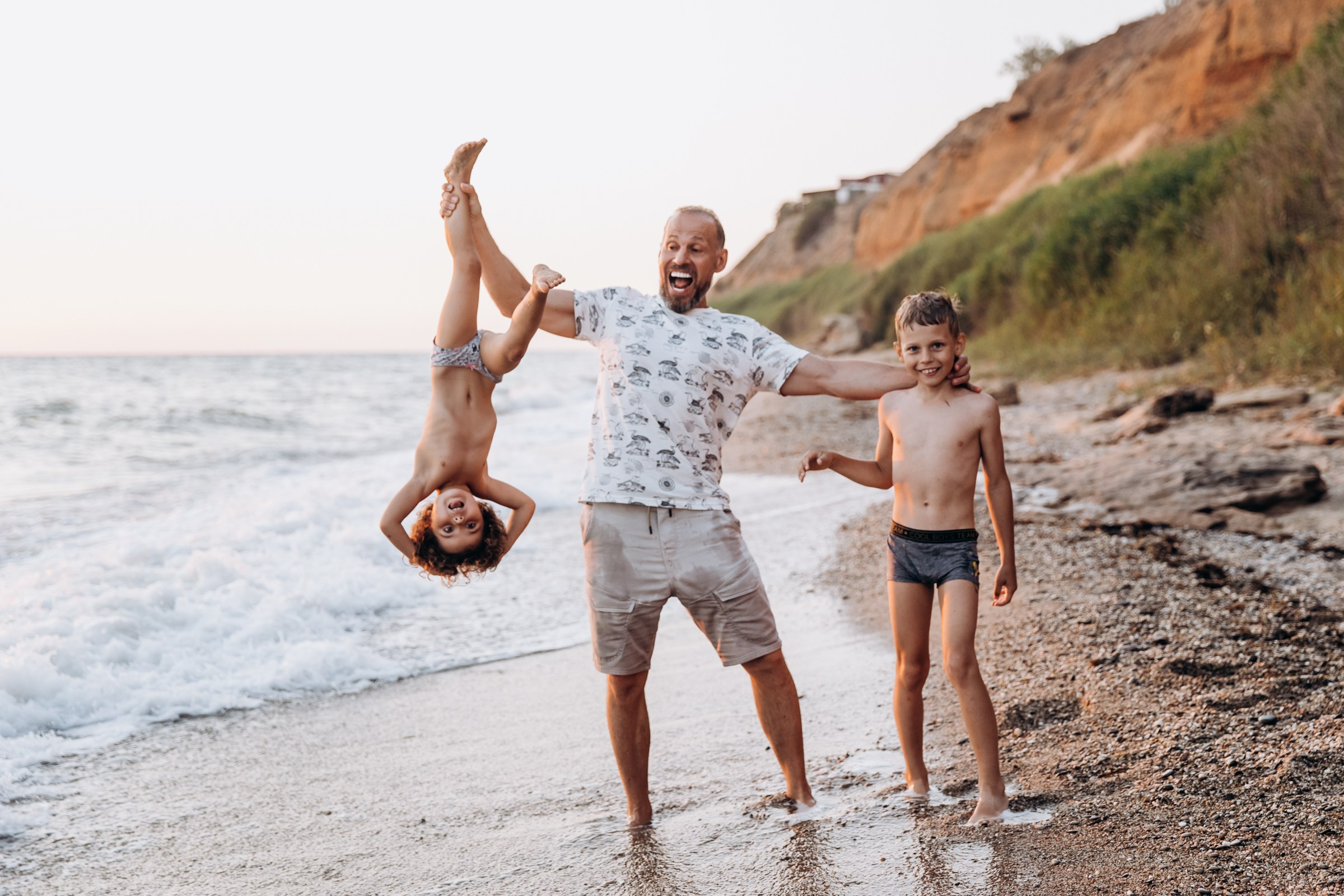 Дети и семьи. На моих фотографиях дети всегда улыбаются и смеются по-настоящему. Я знаю что для этого нужно. Применяю секретный секрет). Фотограф в Крыму — Федор зайцев. Свадебная, семейная и портретная съёмка. Фотографии для контента, для бизнеса. Корпоративная съёмка