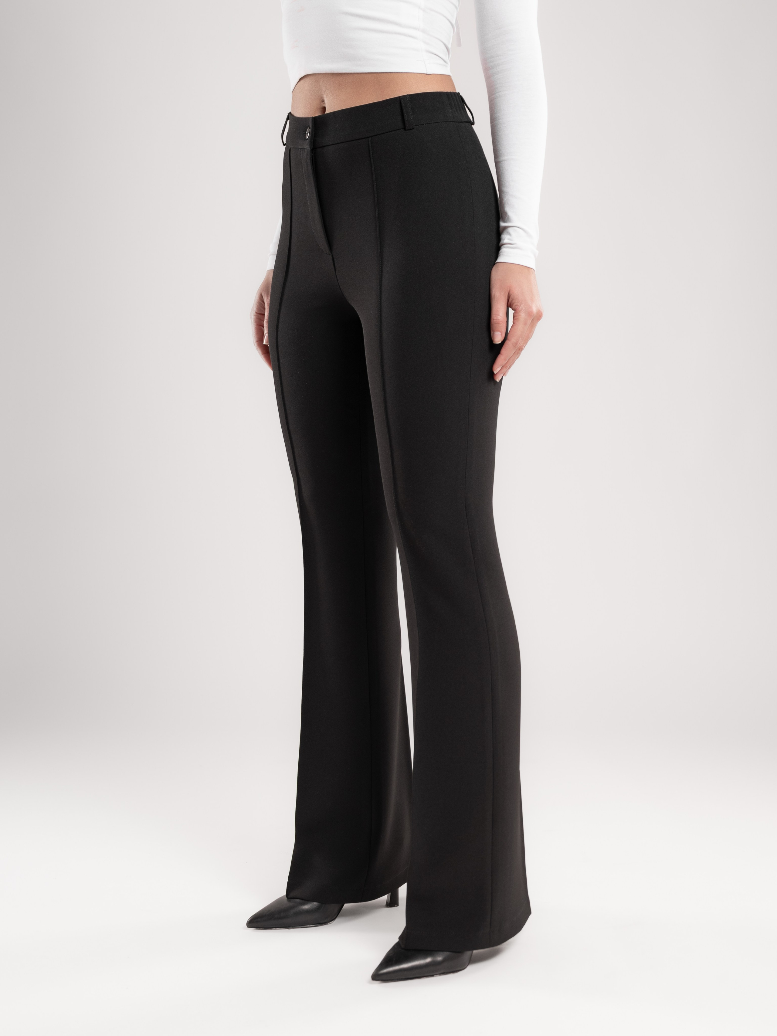 Классические брюки+серый фон. Предметный фотограф, фото для маркетплейсов Пятигорск, КМВ