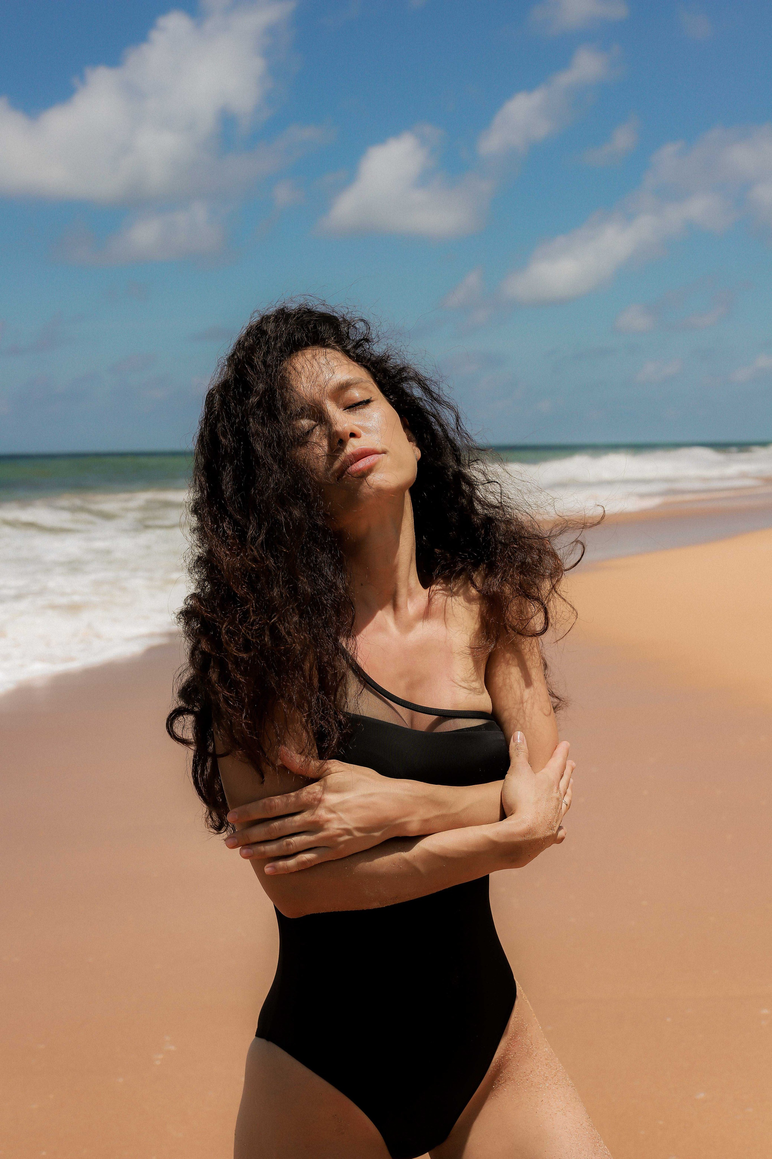 Девушка на пляже Ахунгала — Фотосессия с банановым листом и в натуральном бассейне | Шри-Ланка. Фотограф на Шри-Ланке