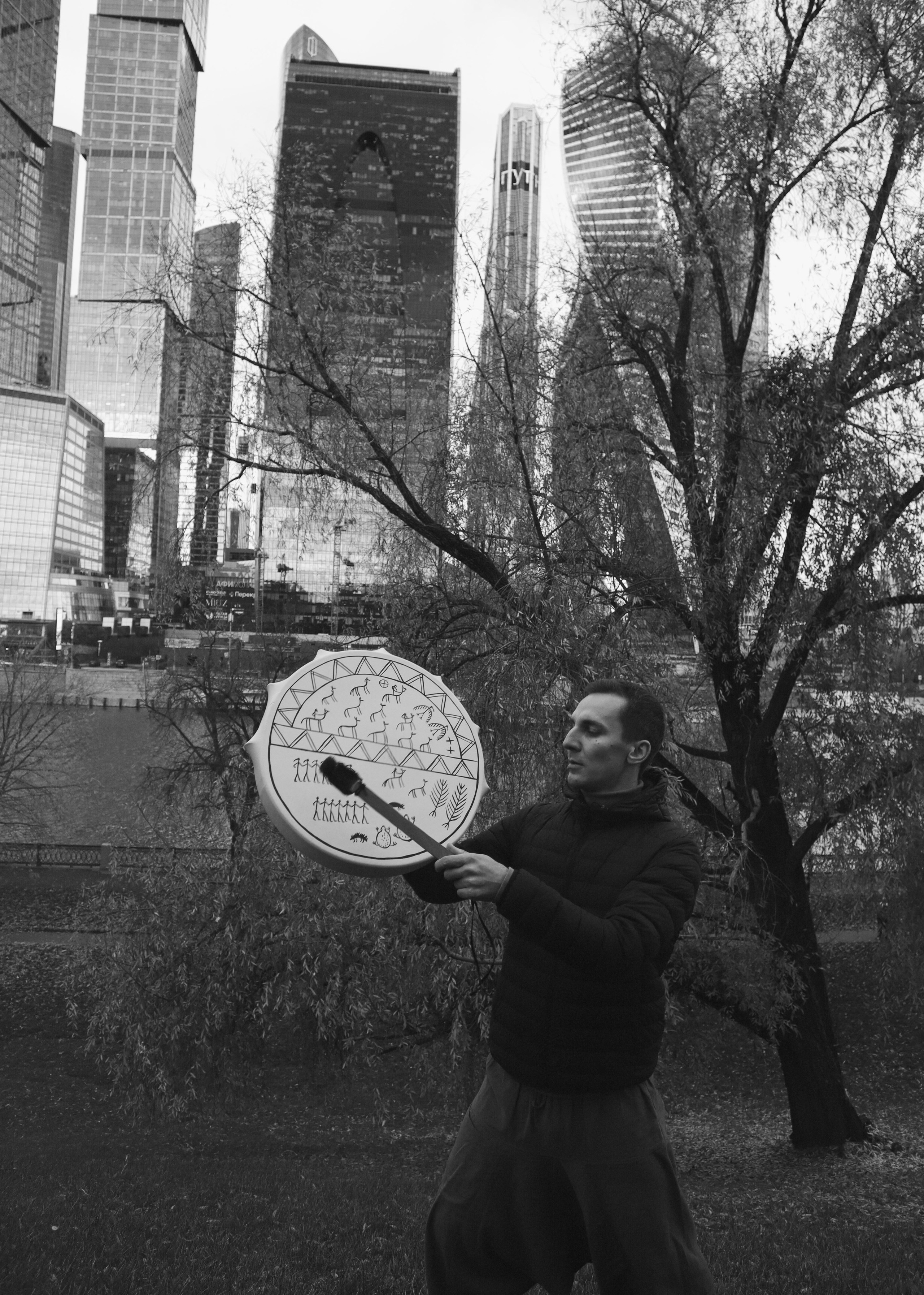 портрет мужнины с барабаном