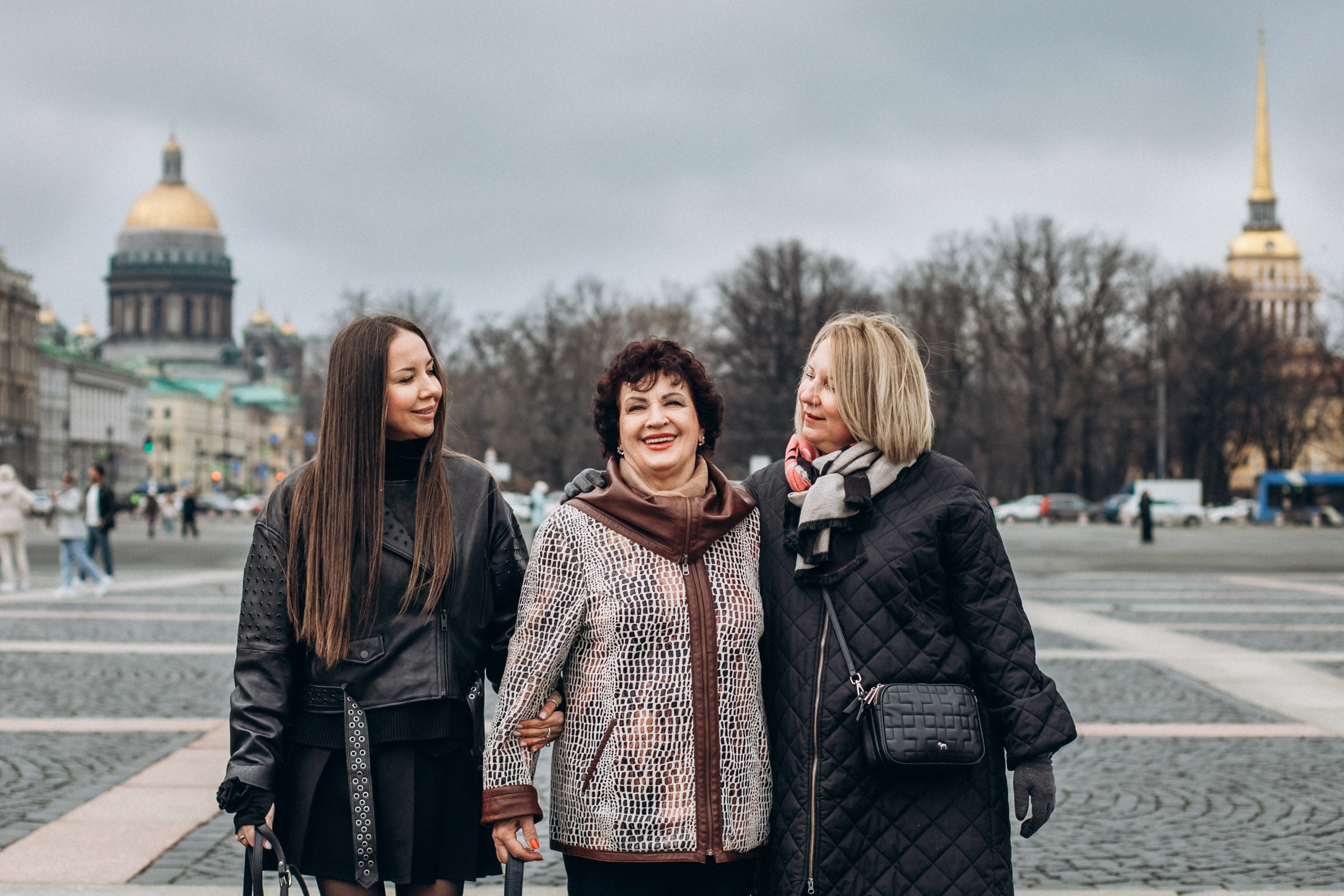 Анна с семьей в марте. Фотопрогулка в Петербурге. Индивидуальный и семейный фотограф в Санкт-Петербурге