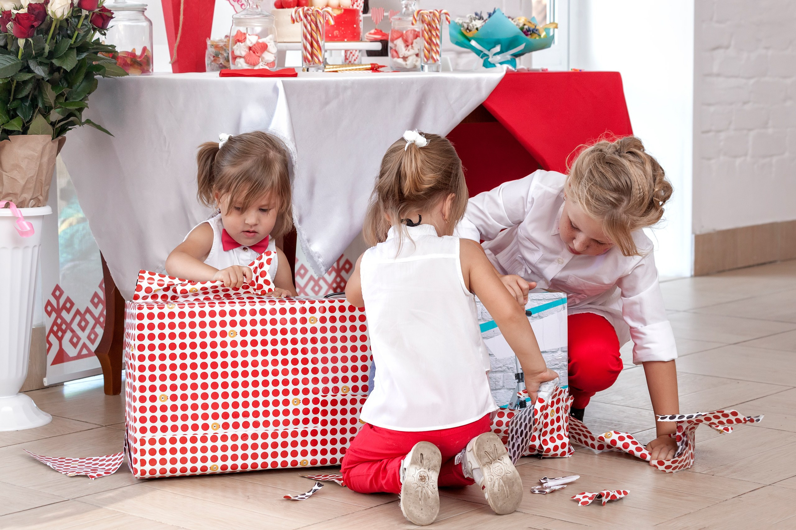 Дети открывают подарки на детском празднике - фотограф Янкаускене Наталья