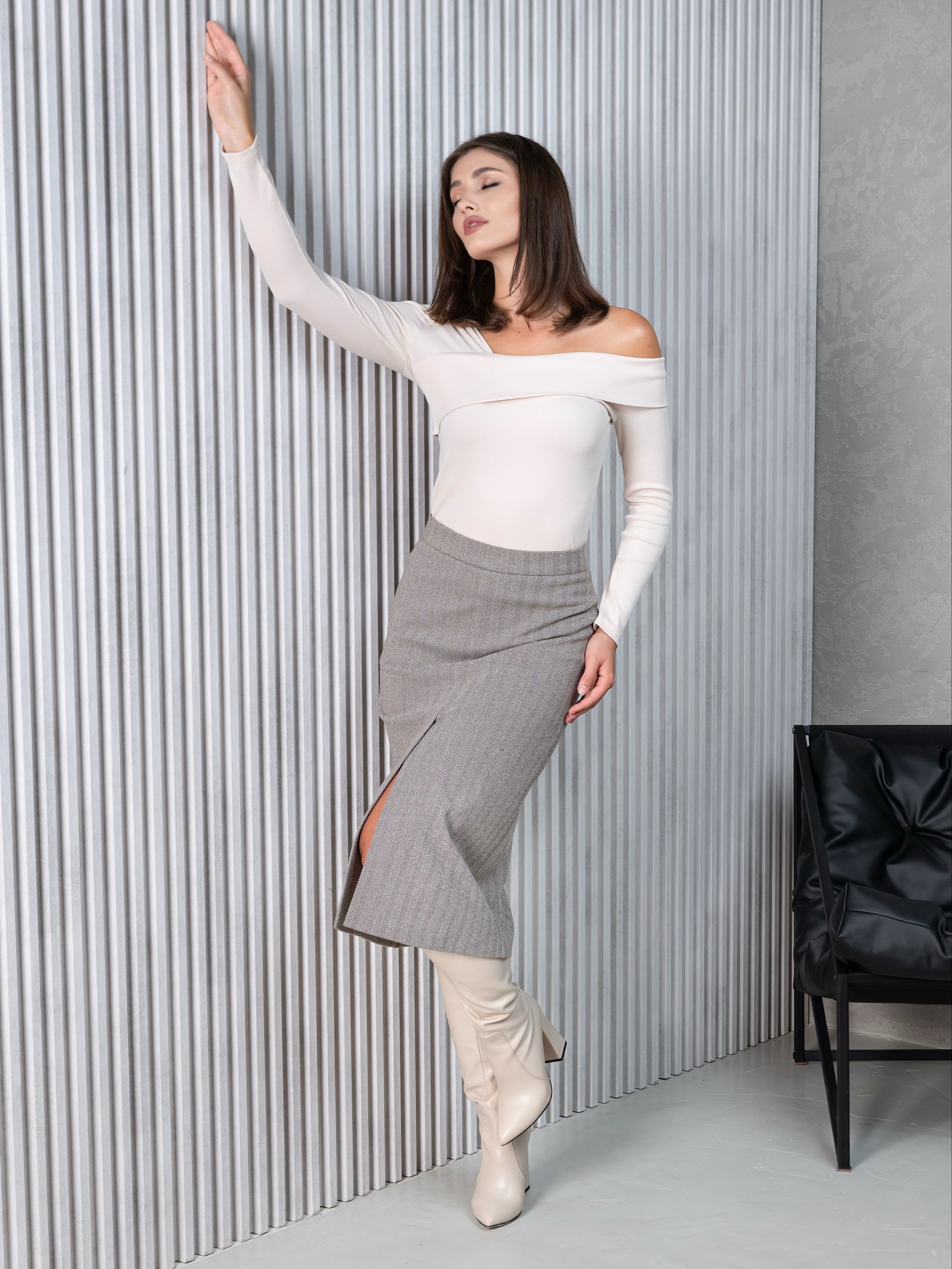 Юбки классика серый фон+интерьер. Предметный фотограф, фото для маркетплейсов Пятигорск, КМВ