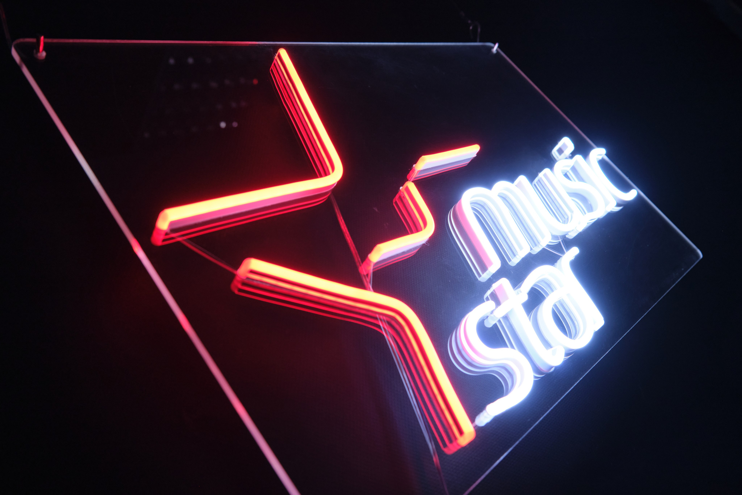 Предметка, неон. Репортажная фото и видеосъемка в Москве под ключ