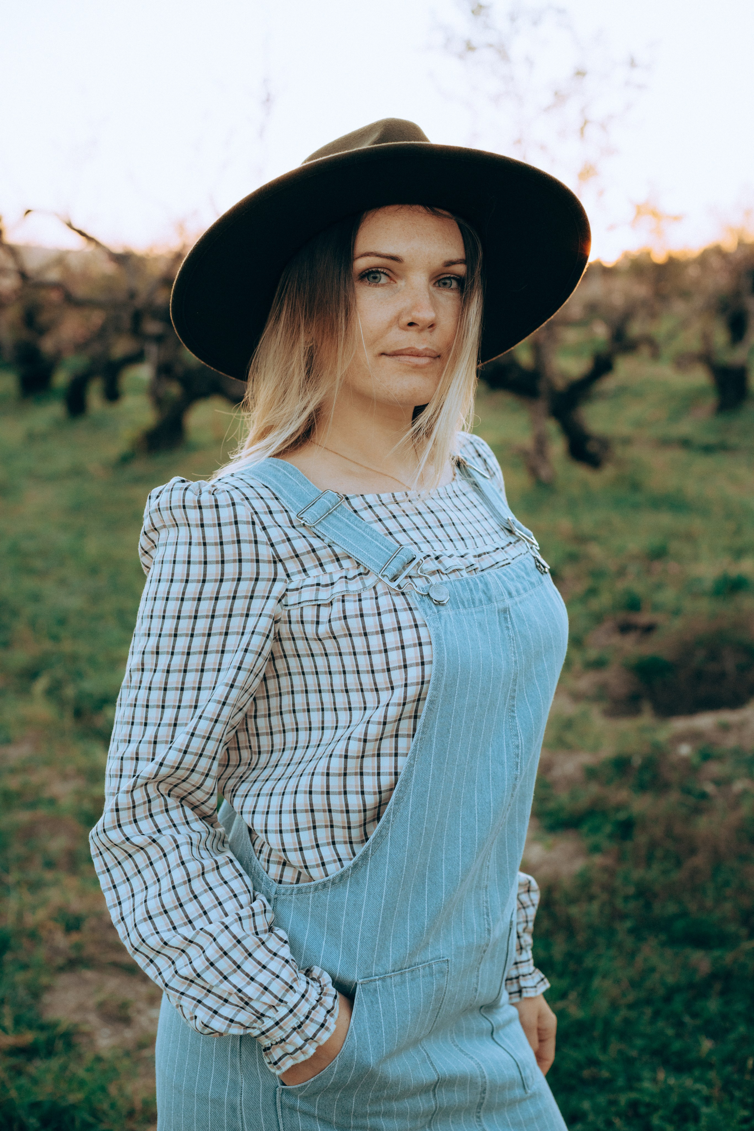 Женская фотосессия в персиковых цветениях. Портретный свадебный фотограф Крым | Евгения Щитенко