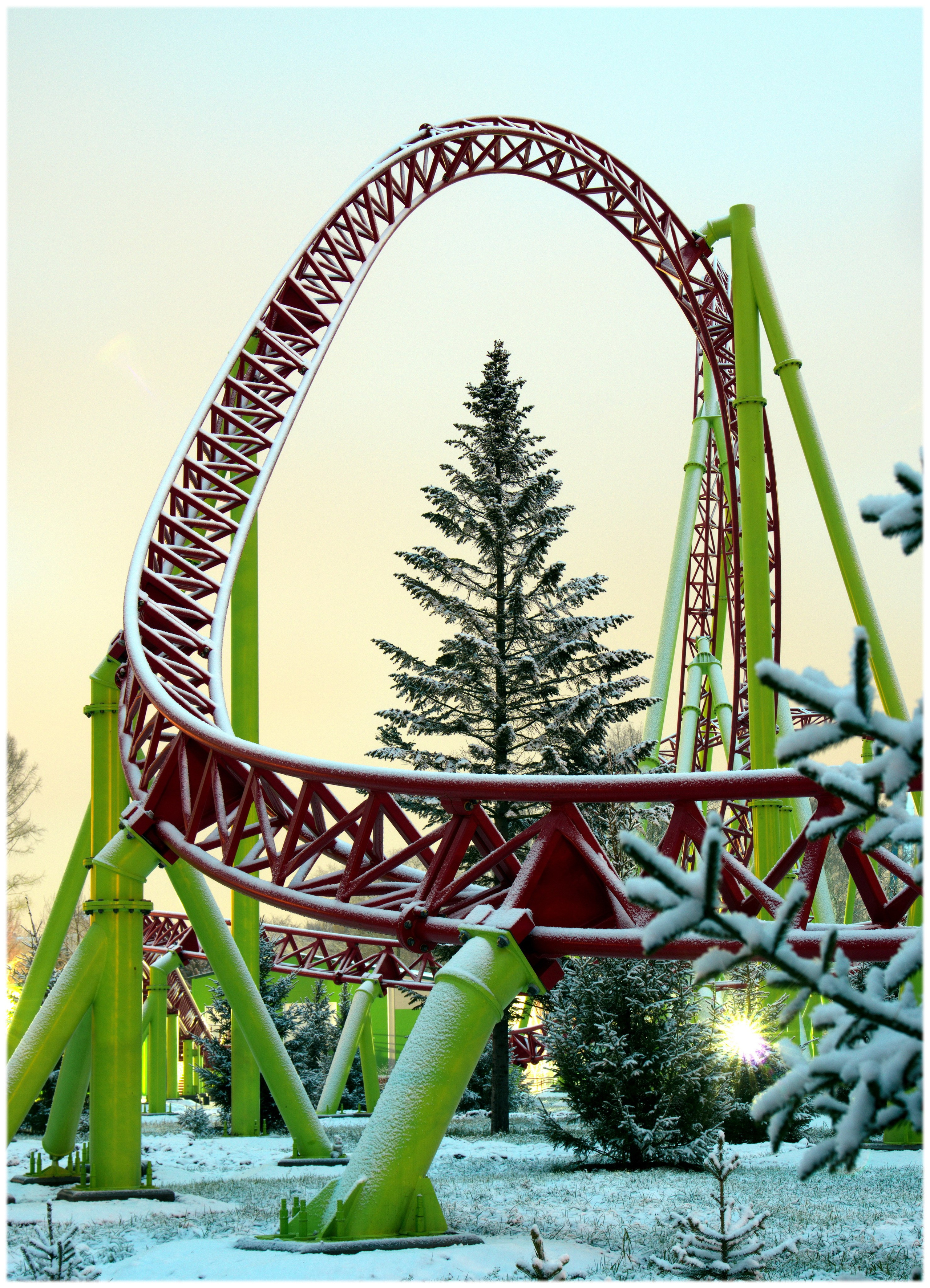 крестовский остров. аттракционы.американские горки. зима.ёлка.тишина