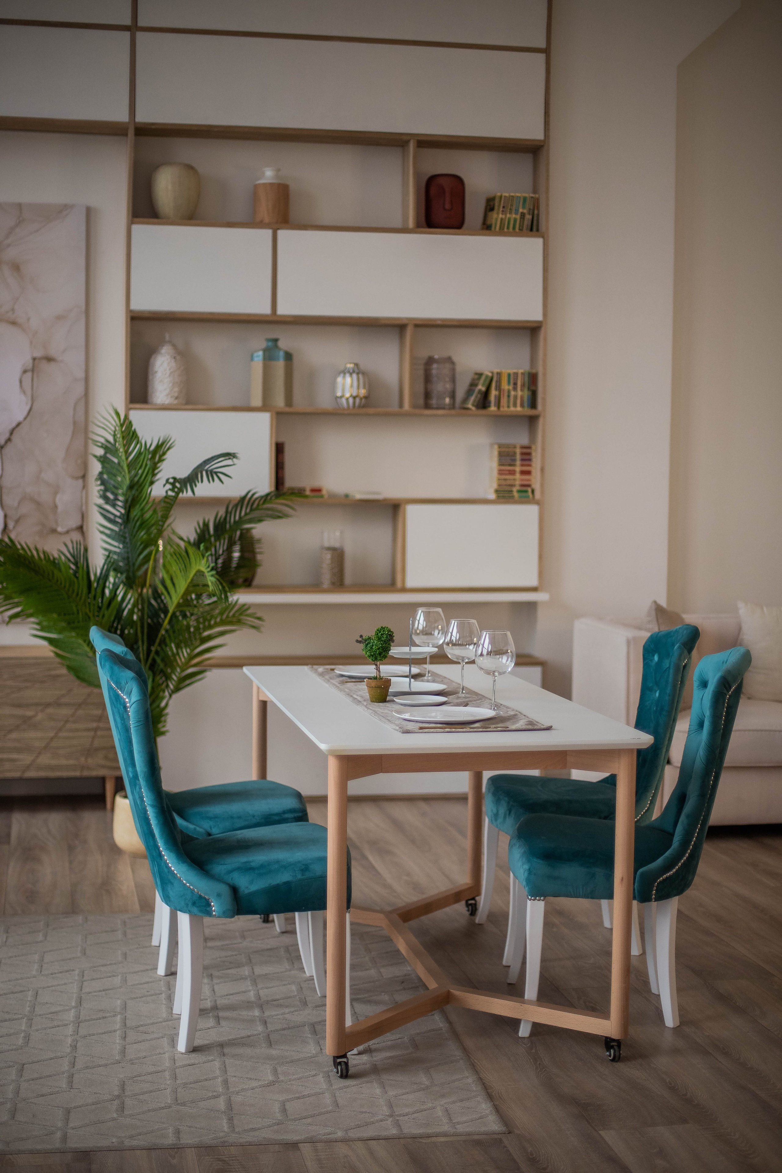 Стулья. Фотограф