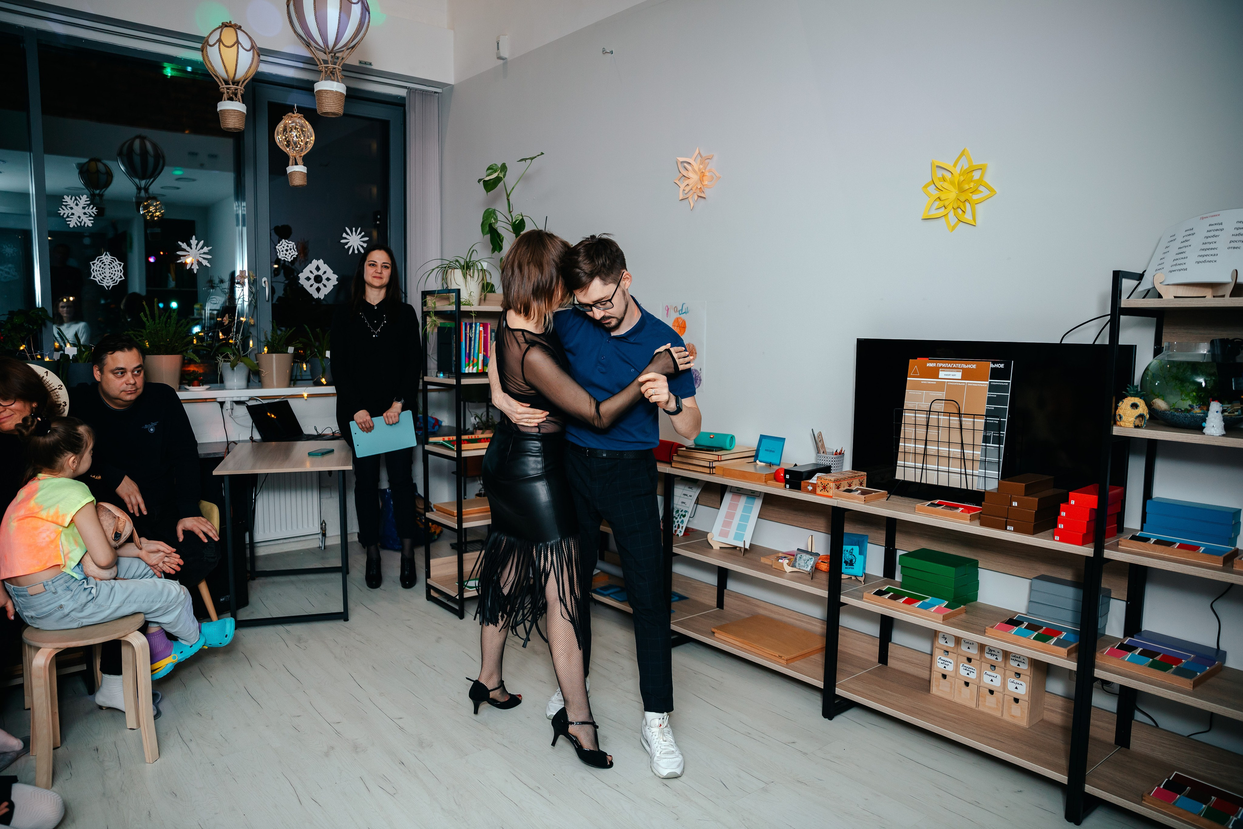 Новогодний утренник в Монтессори-школе. Семейный lifestyle фотограф в Санкт-Петербурге Людмила Пахомова