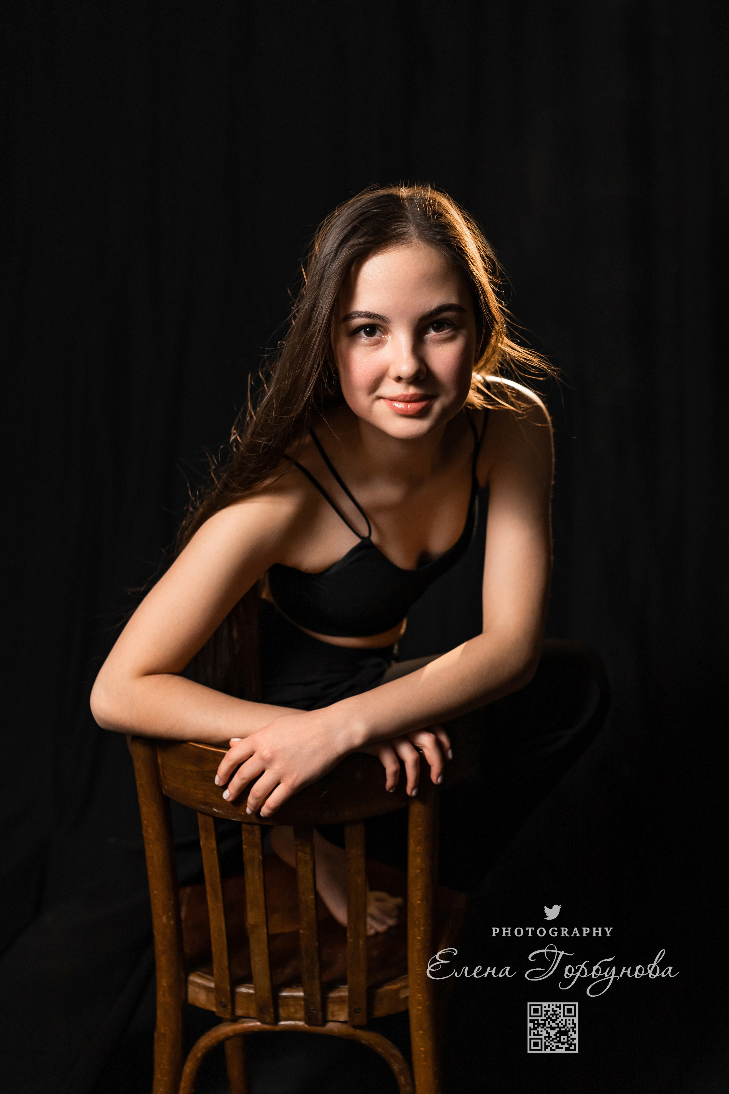 Моя студия. Полина и стул. Январь 2024. Фотограф Пермь. Свадьбы. Семья и дети, школа, д. сад. Фотокниги