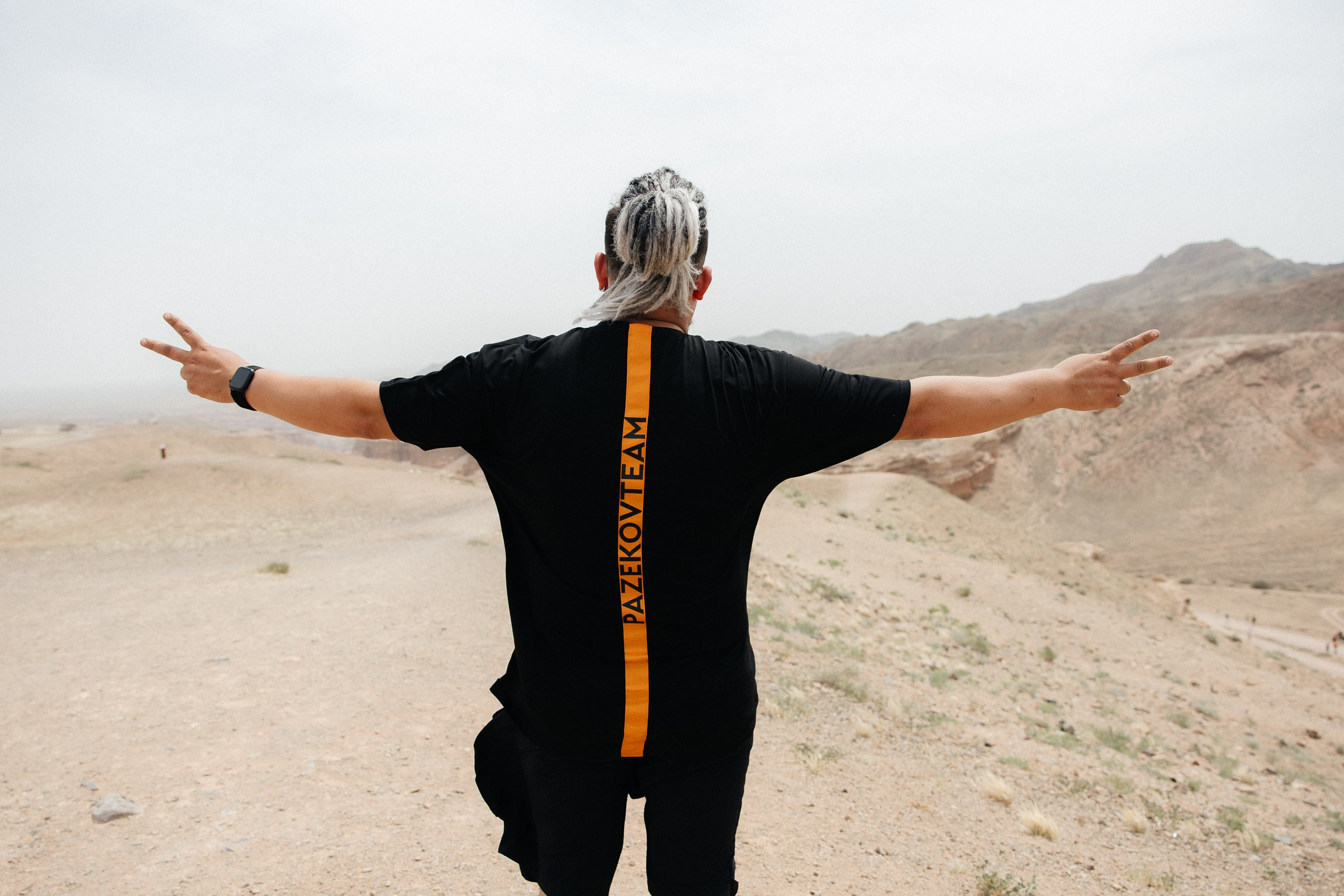 Здравствуйте! Я свадебный фотограф из Ульяновска, работаю в том числе по всей России и с выездом за границу. Снимаю свадьбы, lovestory, корпоративы, светский репортаж. Провожу обучение по фотографии, мастер-классы и воркшопы для других фотографов.