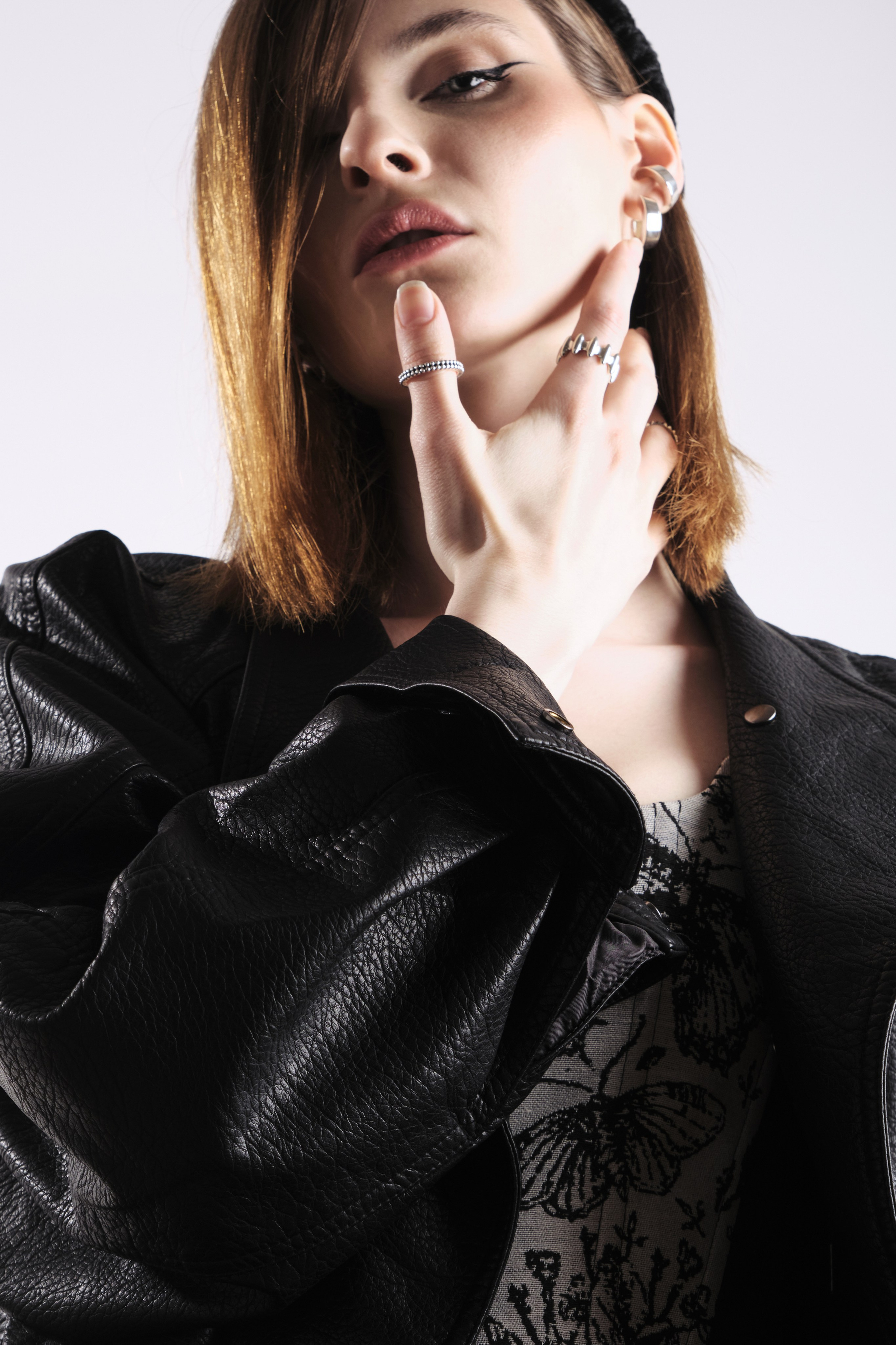 Профессиональная подготовка одежды (отпаривание, утюжка) перед съемкой каталога в студии Москвы для безупречного вида